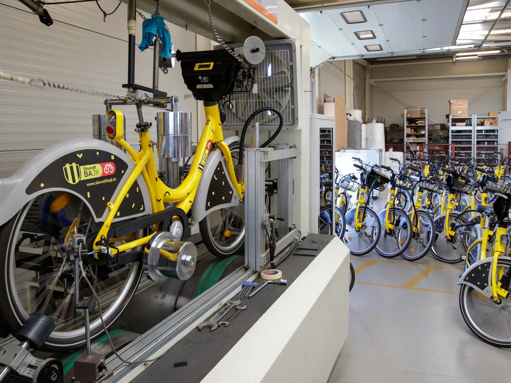 Reportáž z ostrihomskej fabriky Neuzer, zameranej na výrobu bicyklov, ktorá stojí aj za bratislavským projektom Slovnaftbajk. Pohľad do zákulisia vzniku populárnych mestských bicyklov.