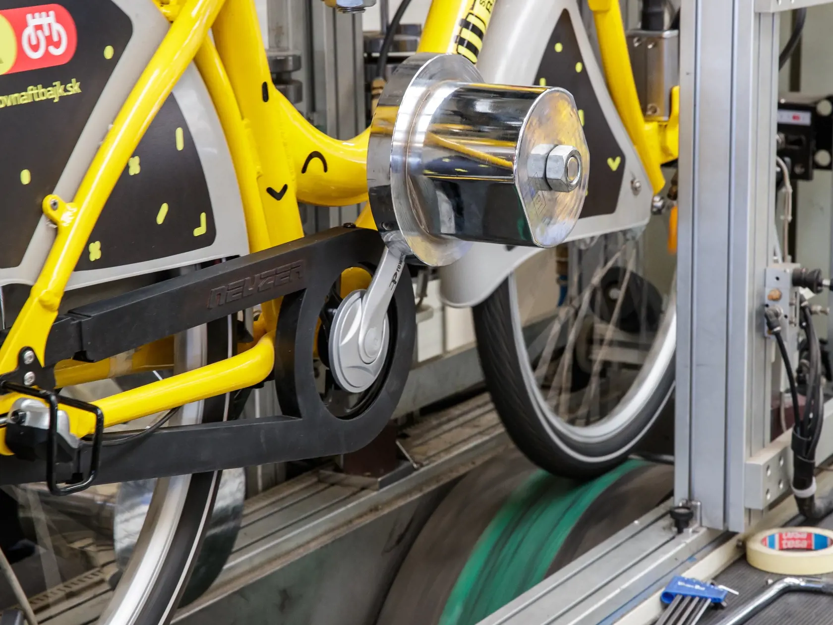 Reportáž z ostrihomskej fabriky Neuzer, zameranej na výrobu bicyklov, ktorá stojí aj za bratislavským projektom Slovnaftbajk. Pohľad do zákulisia vzniku populárnych mestských bicyklov.