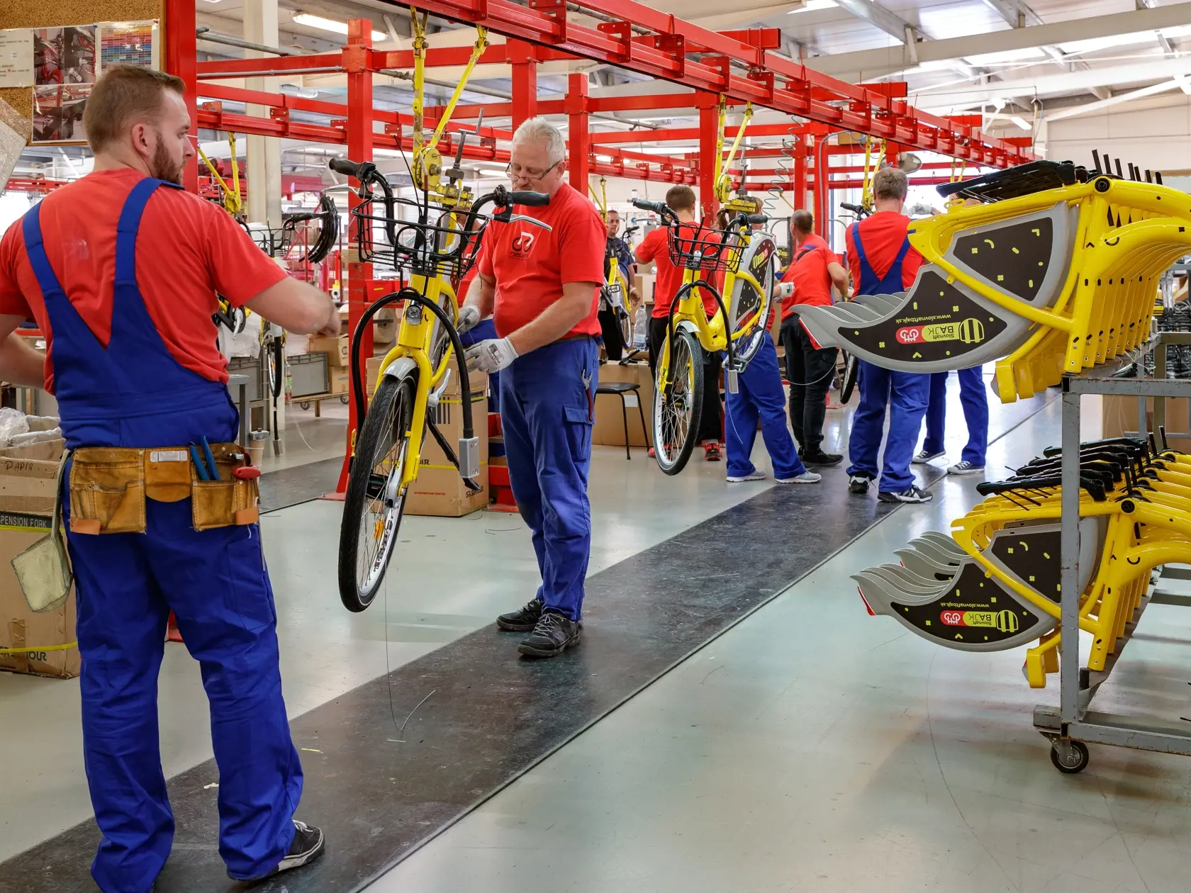 Reportáž z ostrihomskej fabriky Neuzer, zameranej na výrobu bicyklov, ktorá stojí aj za bratislavským projektom Slovnaftbajk. Pohľad do zákulisia vzniku populárnych mestských bicyklov.