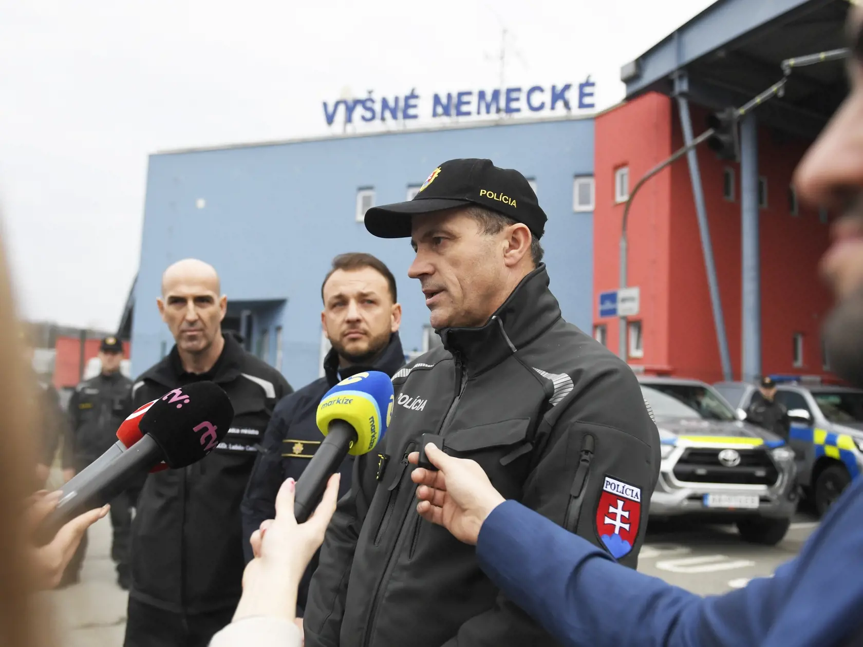 Na snímke zľava poradca ministra vnútra pre vnútornú bezpečnosť Ladislav Csémi, minister vnútra SR Matúš Šutaj Eštok (Hlas-SD) a riaditeľ Úradu hraničnej a cudzineckej polície (ÚHCP) Prezídia PZ Jozef Masnica počas tlačovej konferencie na hraničnom priechode Vyšné Nemecké 28. februára 2024 na tému Zvyšovanie bezpečnosti na vonkajšej hranici Schengenu je našou prioritou. FOTO TASR – František Iván