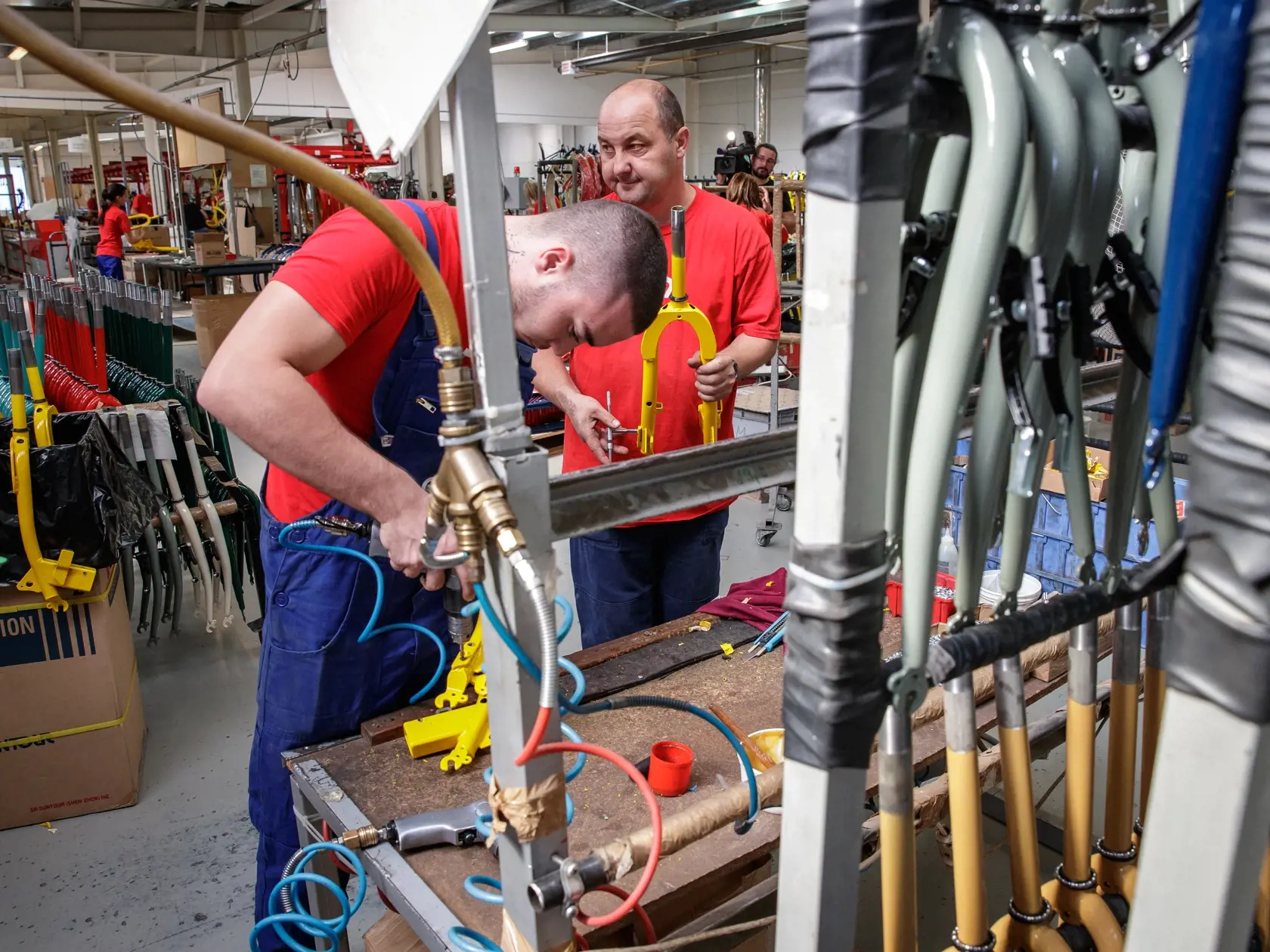 Reportáž z ostrihomskej fabriky Neuzer, zameranej na výrobu bicyklov, ktorá stojí aj za bratislavským projektom Slovnaftbajk. Pohľad do zákulisia vzniku populárnych mestských bicyklov.
