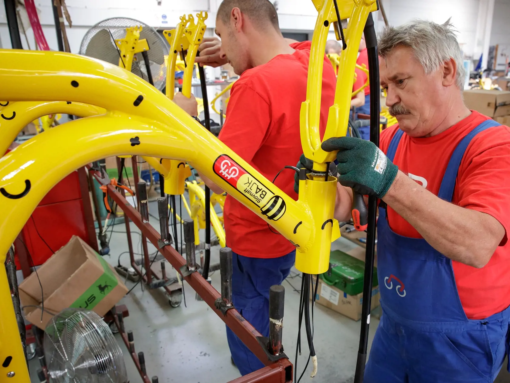 Reportáž z ostrihomskej fabriky Neuzer, zameranej na výrobu bicyklov, ktorá stojí aj za bratislavským projektom Slovnaftbajk. Pohľad do zákulisia vzniku populárnych mestských bicyklov.