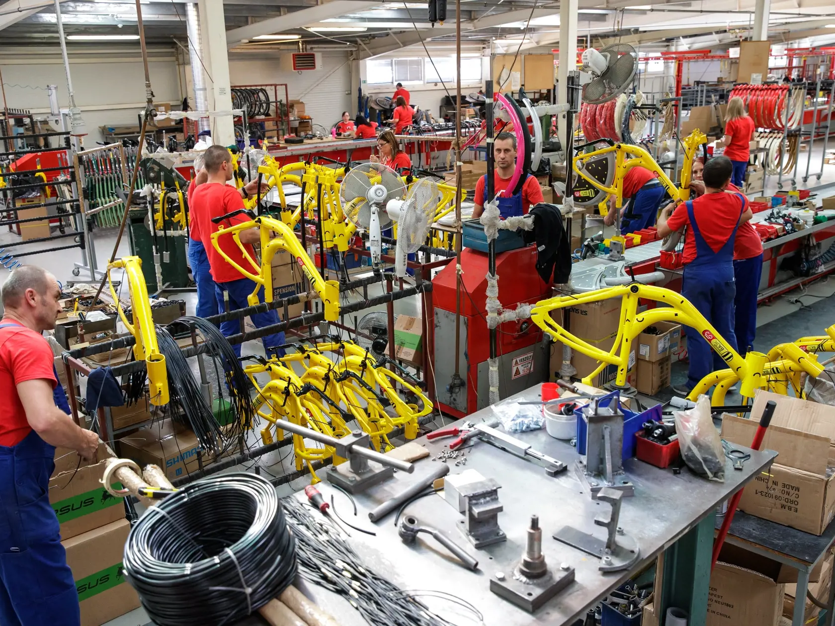 Reportáž z ostrihomskej fabriky Neuzer, zameranej na výrobu bicyklov, ktorá stojí aj za bratislavským projektom Slovnaftbajk. Pohľad do zákulisia vzniku populárnych mestských bicyklov.