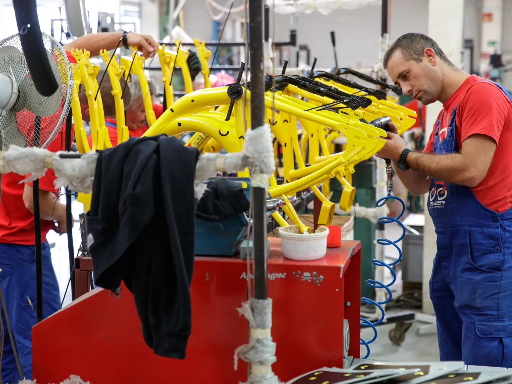 Reportáž z ostrihomskej fabriky Neuzer, zameranej na výrobu bicyklov, ktorá stojí aj za bratislavským projektom Slovnaftbajk. Pohľad do zákulisia vzniku populárnych mestských bicyklov.