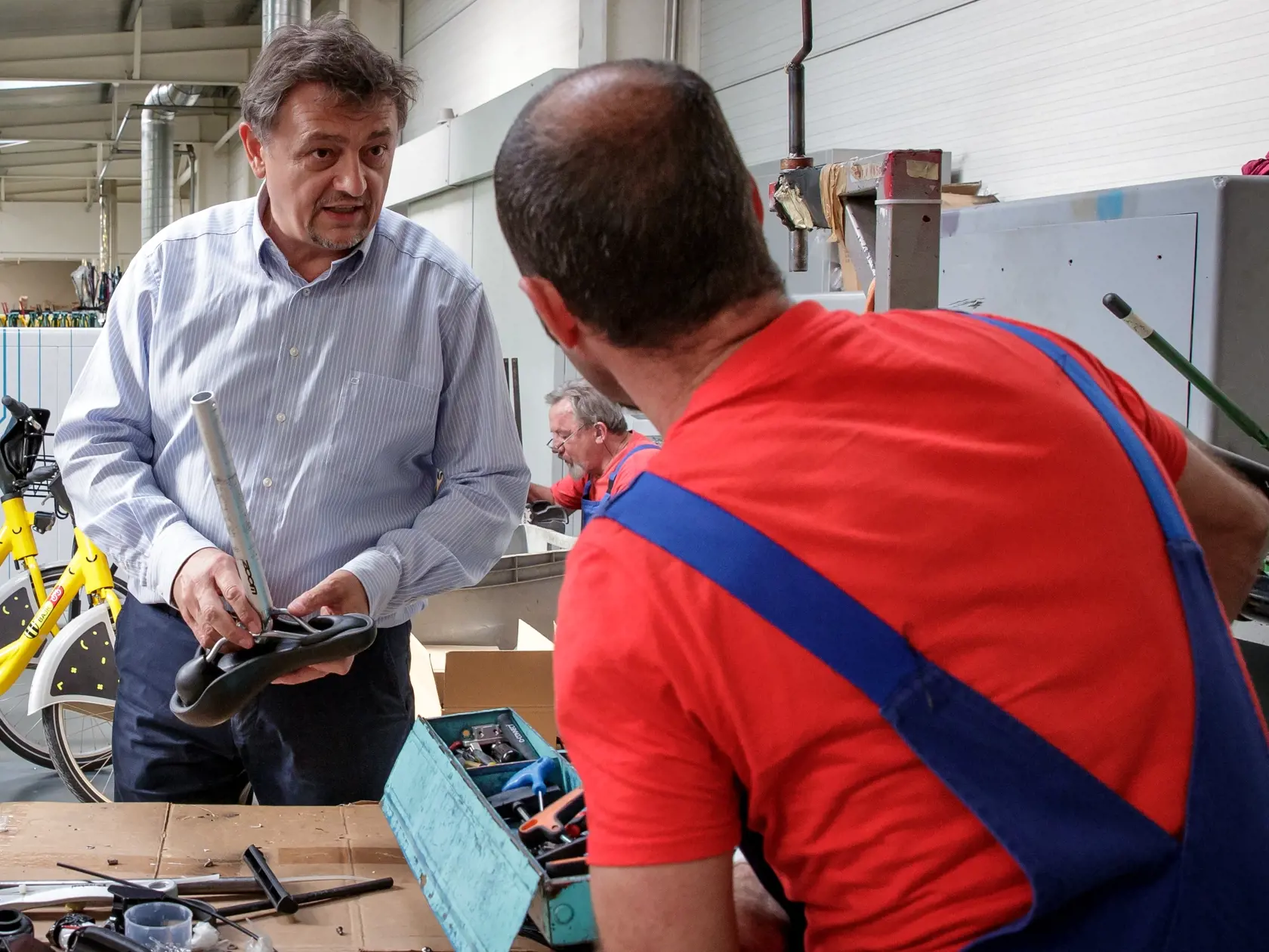 Reportáž z ostrihomskej fabriky Neuzer, zameranej na výrobu bicyklov, ktorá stojí aj za bratislavským projektom Slovnaftbajk. Pohľad do zákulisia vzniku populárnych mestských bicyklov.