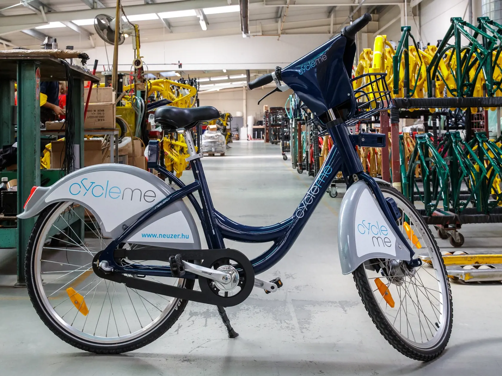 Reportáž z ostrihomskej fabriky Neuzer, zameranej na výrobu bicyklov, ktorá stojí aj za bratislavským projektom Slovnaftbajk. Pohľad do zákulisia vzniku populárnych mestských bicyklov.