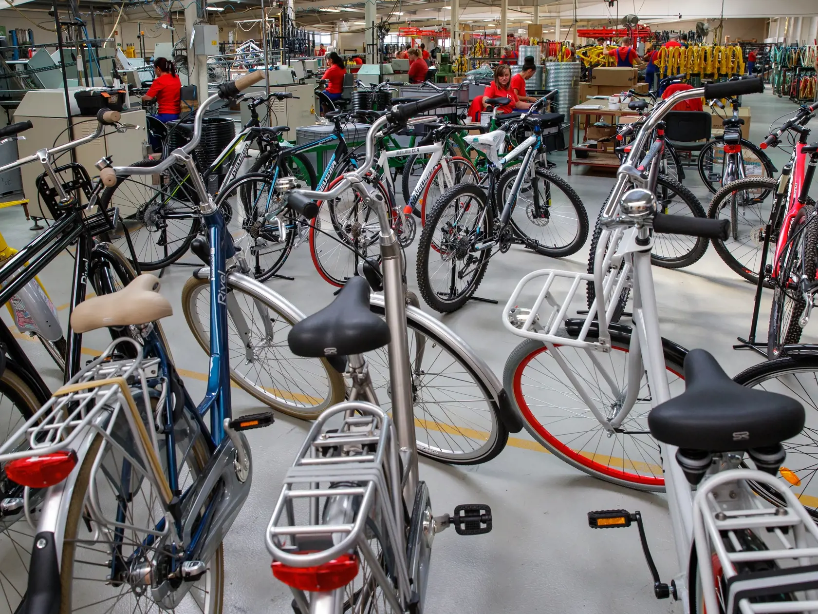 Reportáž z ostrihomskej fabriky Neuzer, zameranej na výrobu bicyklov, ktorá stojí aj za bratislavským projektom Slovnaftbajk. Pohľad do zákulisia vzniku populárnych mestských bicyklov.