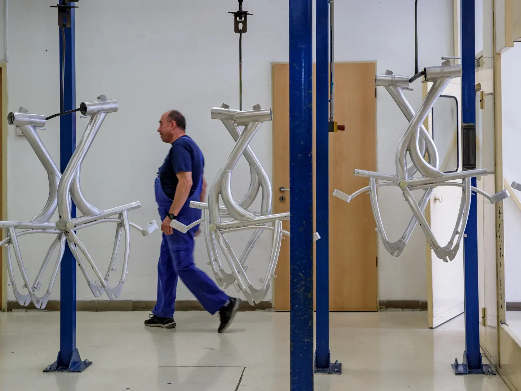 Reportáž z ostrihomskej fabriky Neuzer, zameranej na výrobu bicyklov, ktorá stojí aj za bratislavským projektom Slovnaftbajk. Pohľad do zákulisia vzniku populárnych mestských bicyklov.