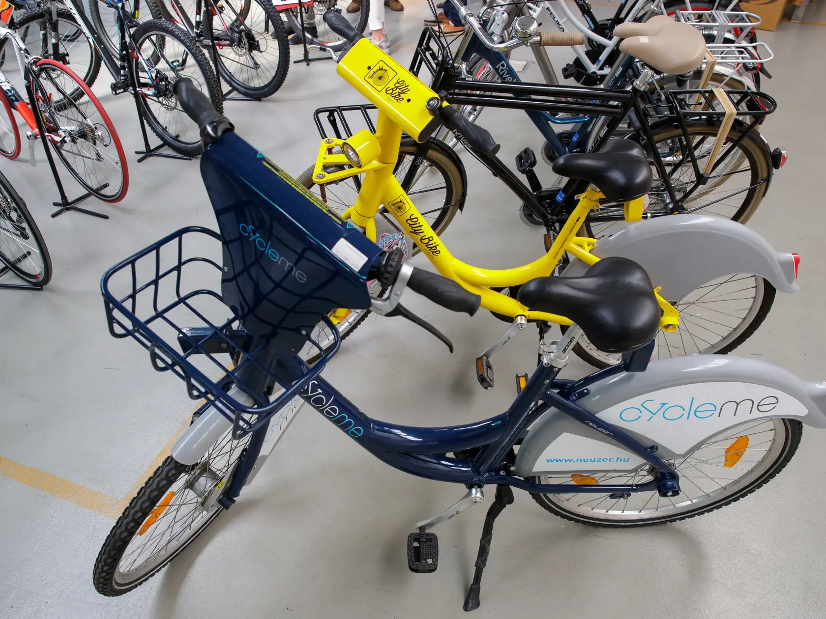 Reportáž z ostrihomskej fabriky Neuzer, zameranej na výrobu bicyklov, ktorá stojí aj za bratislavským projektom Slovnaftbajk. Pohľad do zákulisia vzniku populárnych mestských bicyklov.