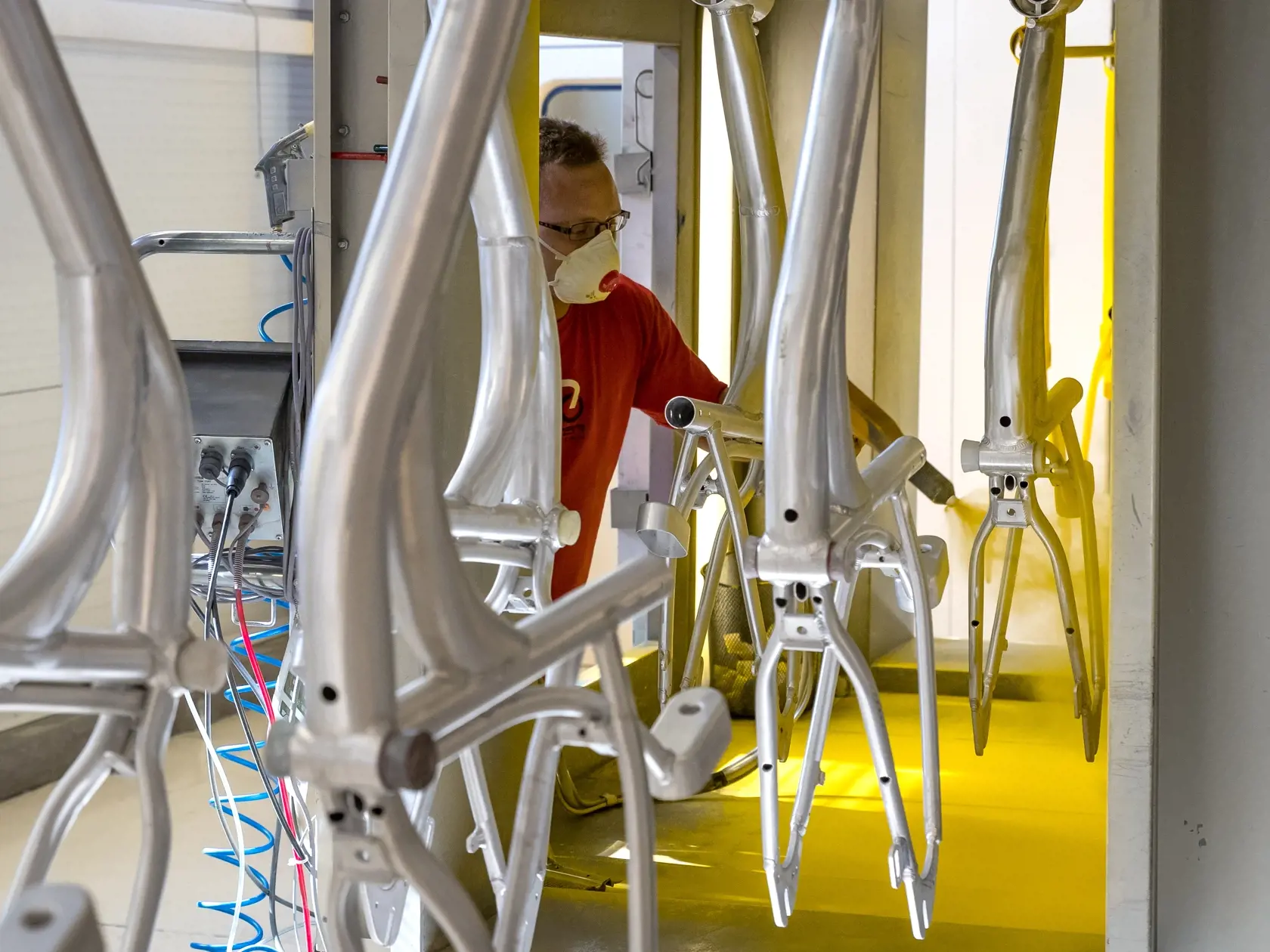 Reportáž z ostrihomskej fabriky Neuzer, zameranej na výrobu bicyklov, ktorá stojí aj za bratislavským projektom Slovnaftbajk. Pohľad do zákulisia vzniku populárnych mestských bicyklov.