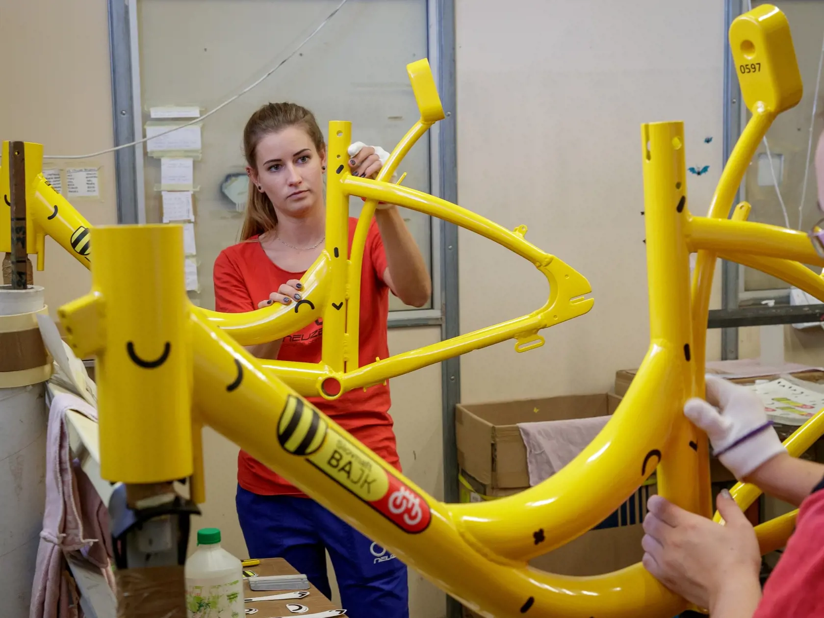 Reportáž z ostrihomskej fabriky Neuzer, zameranej na výrobu bicyklov, ktorá stojí aj za bratislavským projektom Slovnaftbajk. Pohľad do zákulisia vzniku populárnych mestských bicyklov.