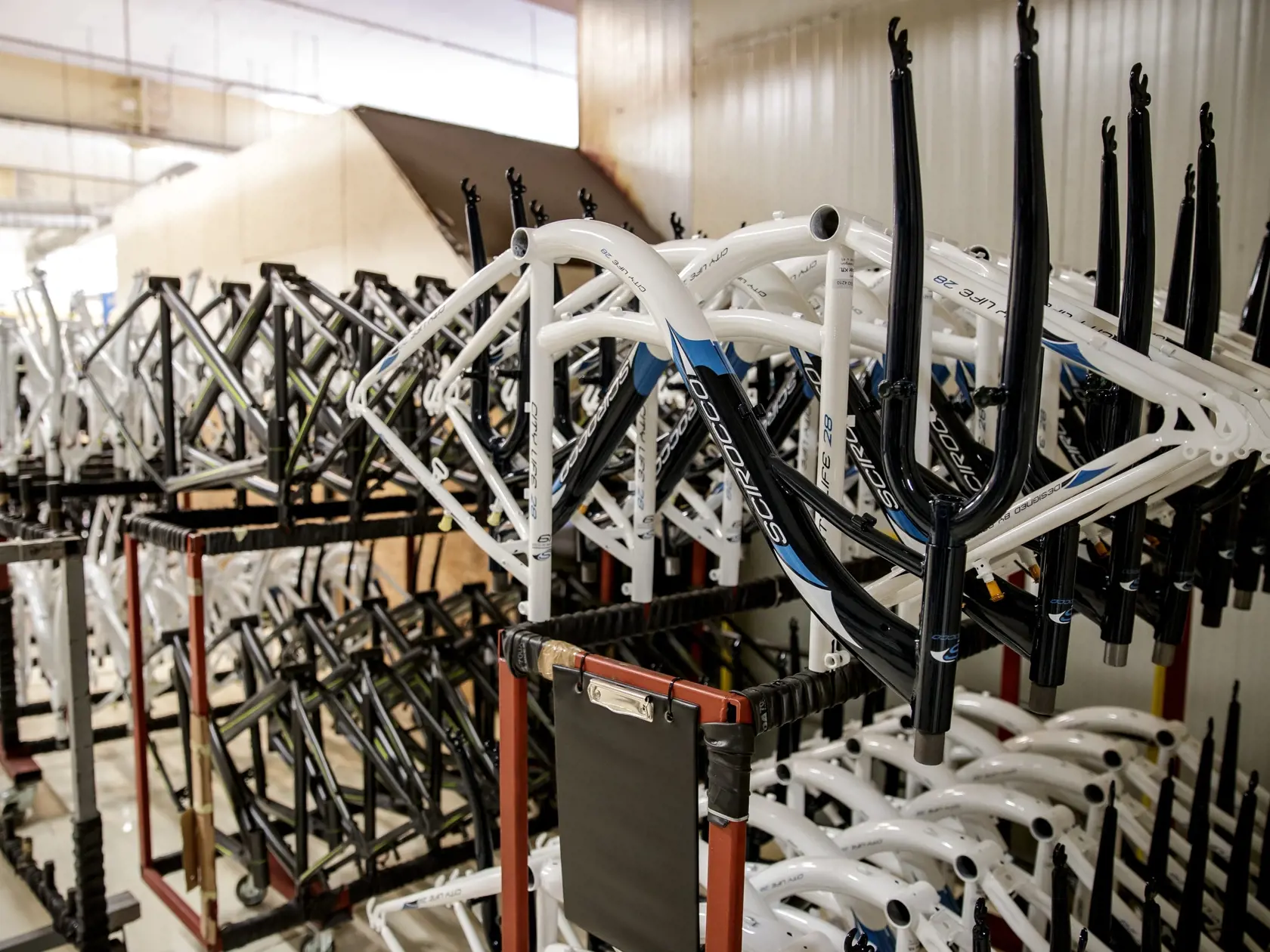 Reportáž z ostrihomskej fabriky Neuzer, zameranej na výrobu bicyklov, ktorá stojí aj za bratislavským projektom Slovnaftbajk. Pohľad do zákulisia vzniku populárnych mestských bicyklov.