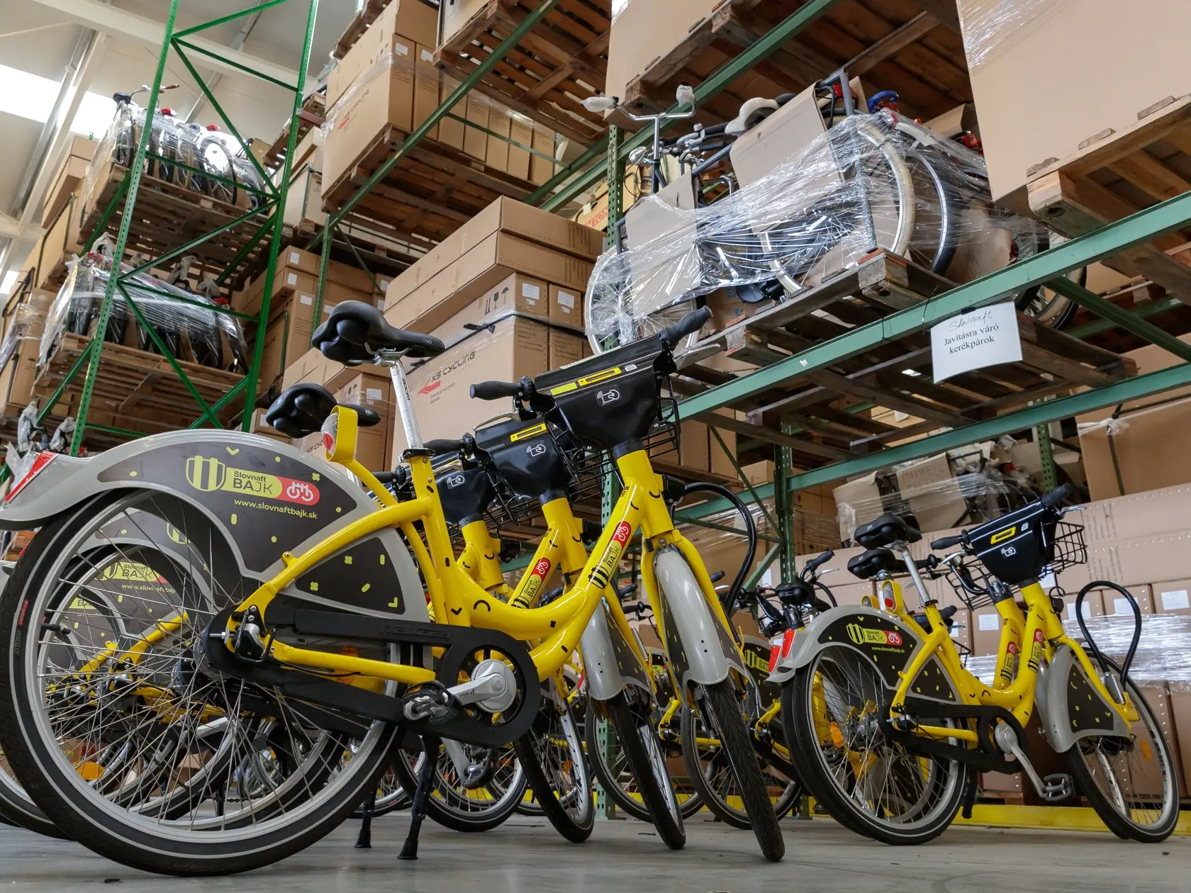 Reportáž z ostrihomskej fabriky Neuzer, zameranej na výrobu bicyklov, ktorá stojí aj za bratislavským projektom Slovnaftbajk. Pohľad do zákulisia vzniku populárnych mestských bicyklov.