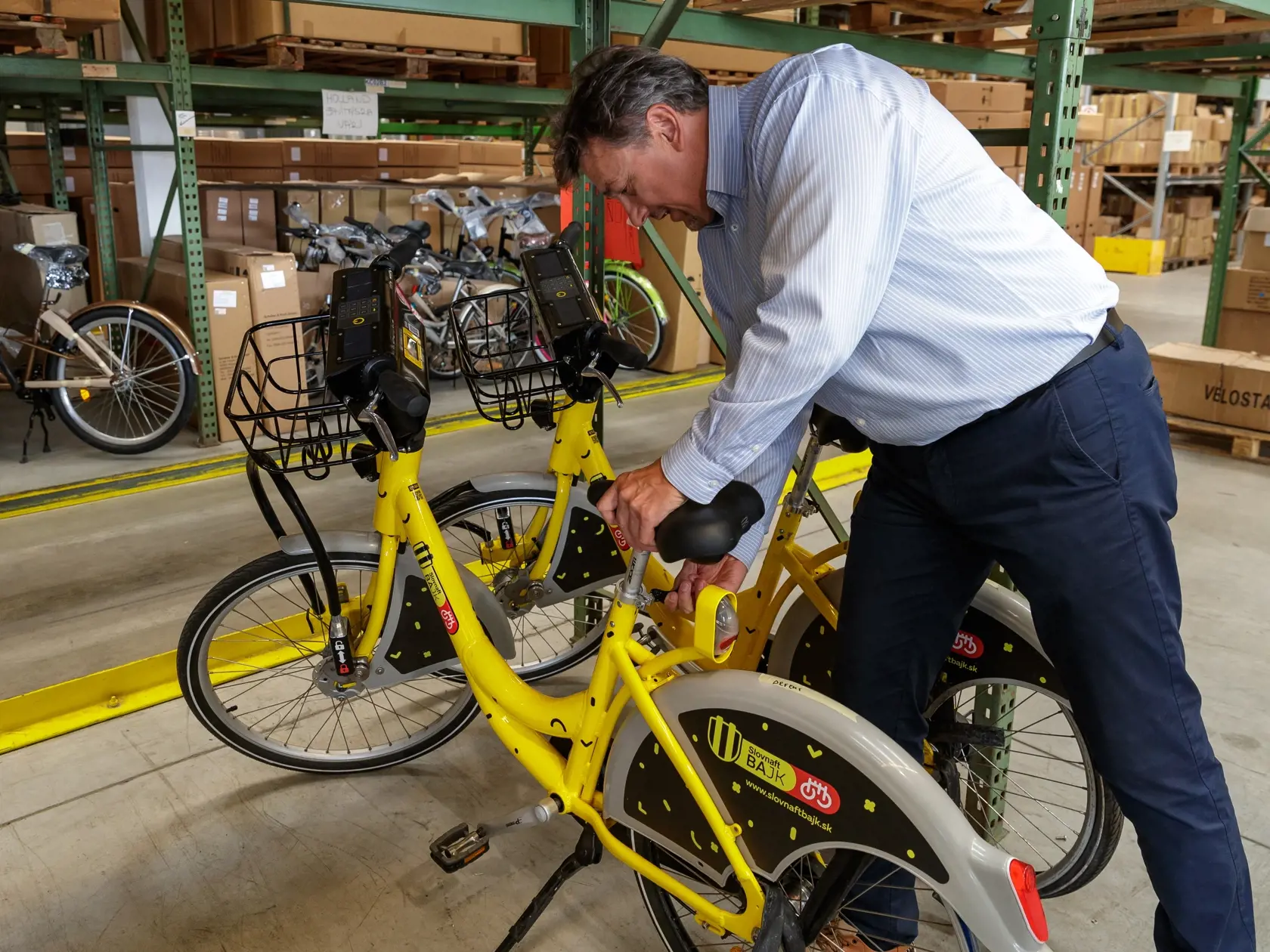 Reportáž z ostrihomskej fabriky Neuzer, zameranej na výrobu bicyklov, ktorá stojí aj za bratislavským projektom Slovnaftbajk. Pohľad do zákulisia vzniku populárnych mestských bicyklov.