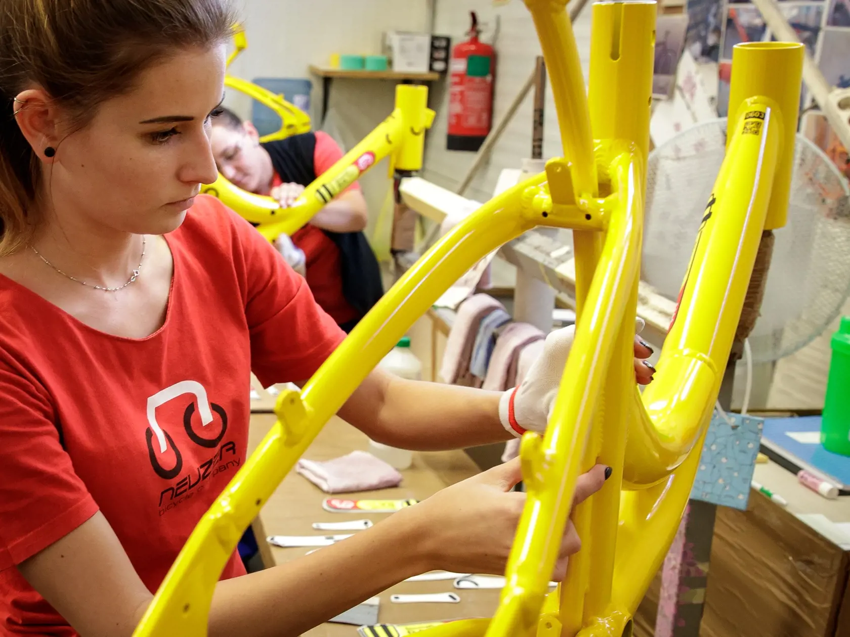 Reportáž z ostrihomskej fabriky Neuzer, zameranej na výrobu bicyklov, ktorá stojí aj za bratislavským projektom Slovnaftbajk. Pohľad do zákulisia vzniku populárnych mestských bicyklov.