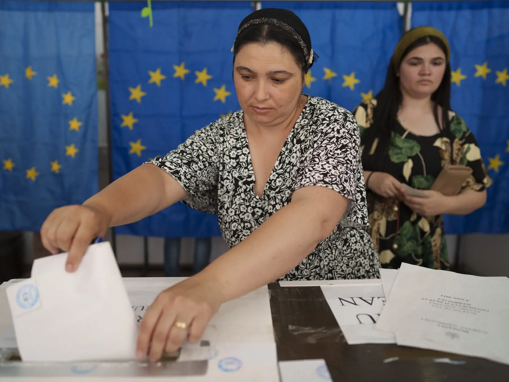 Žena hlasuje vo voľbách do Európskeho parlamentu v Bukurešti 9. júna 2024. Eurovoľby sa konali od 6. do 9. júna.