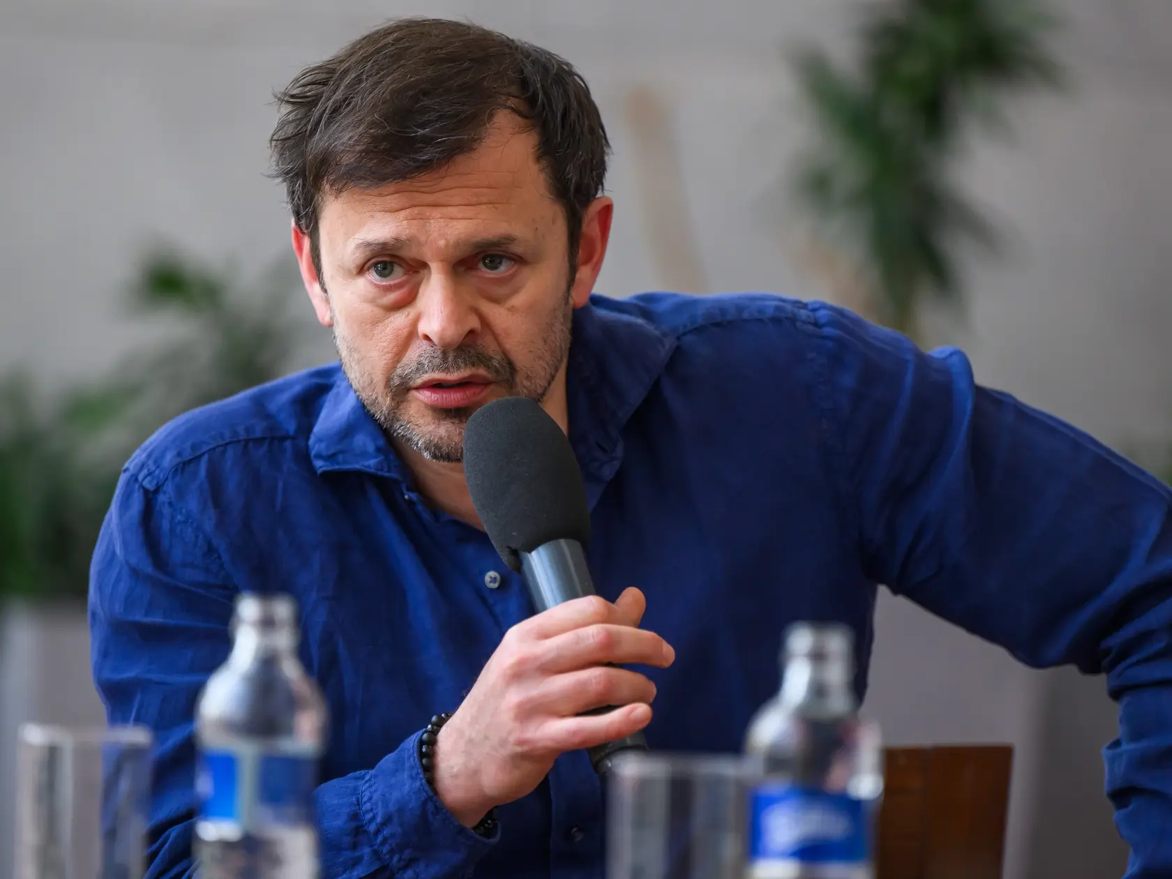 Na snímke herec Alexander Bárta počas tlačovej konferencie Slovenského národného divadla (SND) k premiére inscenácie Guy de Maupassant: Gulôčka a iné príbehy z vlaku do Calais. V Bratislave 5. júna 2025. FOTO TASR - Jaroslav Novák