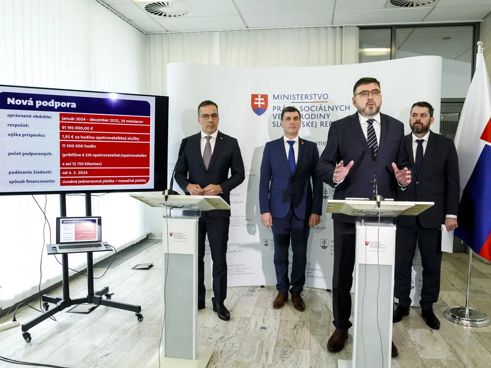 Na snímke zľava minister práce, sociálnych vecí a rodiny SR Erik Tomáš (Hlas-SD), štátny tajomník Ministerstva práce, sociálnych vecí a rodiny Branislav Ondruš, predseda Združenia miest a obcí Slovenska Jozef Božik a generálny riaditeľ Ústredia práce, sociálnych vecí a rodiny Peter Ormandy počas tlačovej konferencie k spusteniu nového projektu domácej opatrovateľskej služby v Bratislave 7. februára 2024. FOTO TASR - Dano Veselský