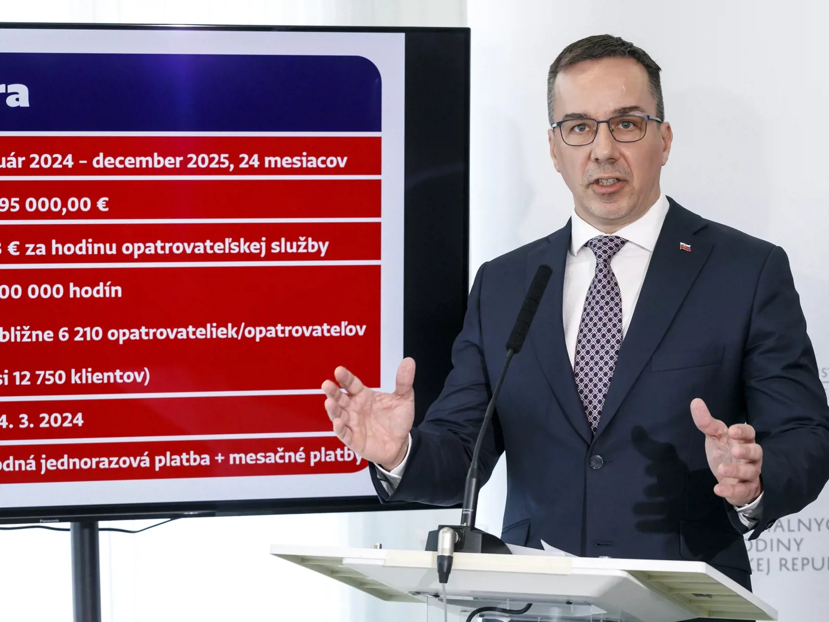 Na snímke minister práce, sociálnych vecí a rodiny SR Erik Tomáš (Hlas-SD) počas tlačovej konferencie Ministerstva práce, sociálnych vecí a rodiny (MPSVR) SR k spusteniu nového projektu domácej opatrovateľskej služby v Bratislave 7. februára 2024. FOTO TASR - Dano Veselský