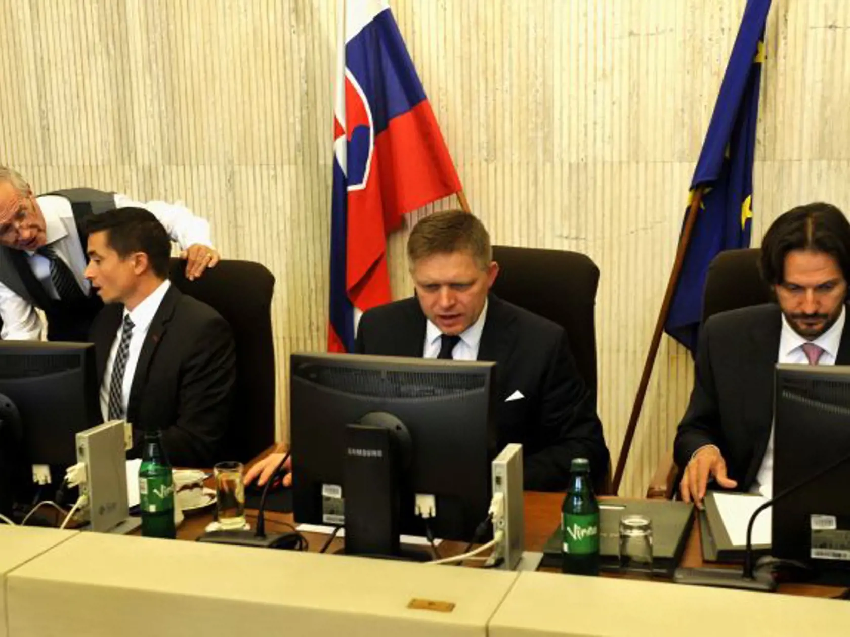 Bývalý štátny tajomník Ministerstva financií SR Radko Kuruc (vľavo) mal tiež požadovať peniaze.