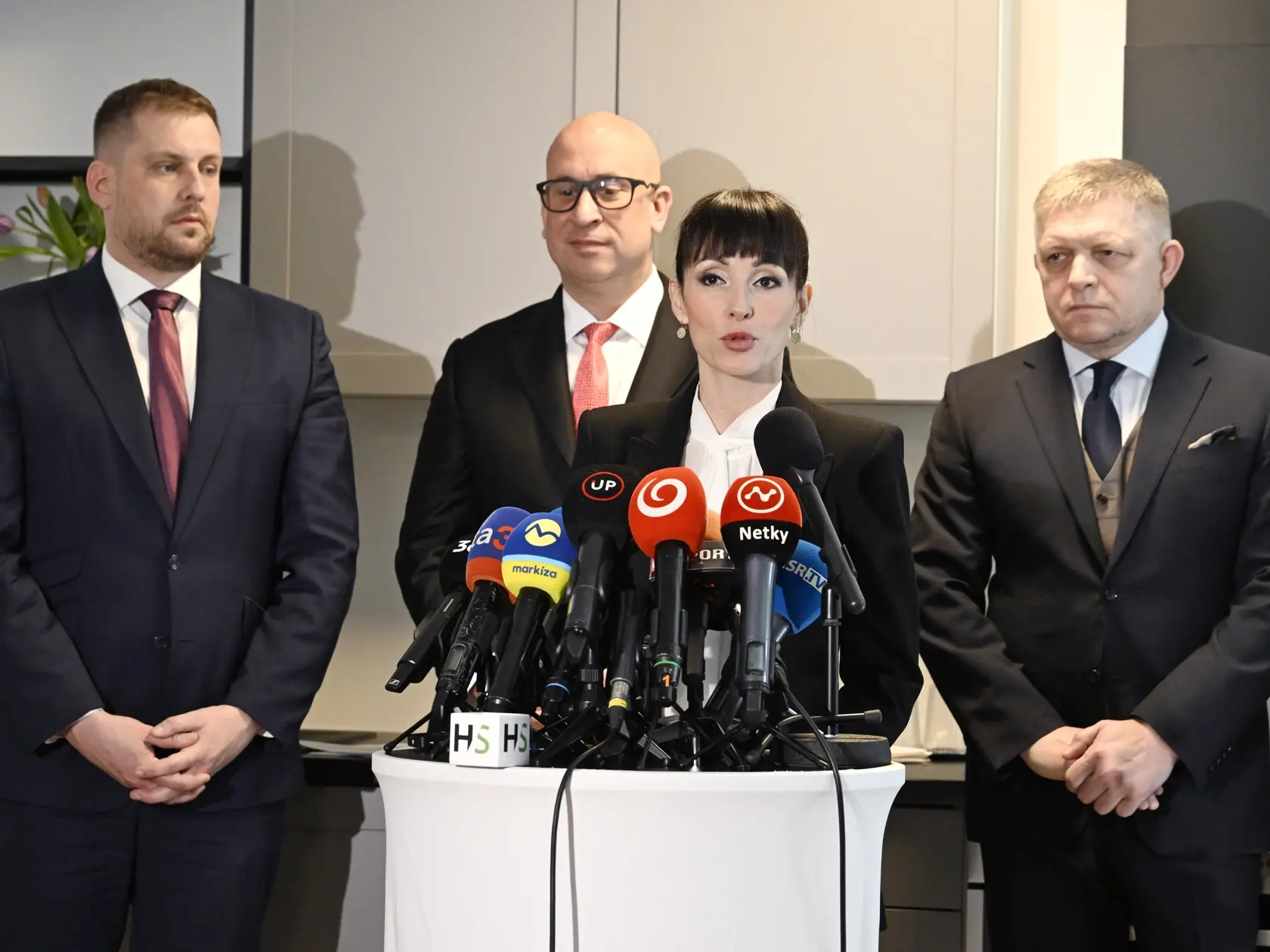 Na snímke v popredí riaditeľka Agentúry štátnom podporovaného nájomného bývania Eva Lisová, vpravo predseda vlády SR Robert Fico (SMER-SD), druhý zľava minister dopravy SR Jozef Ráž a vľavo minister zdravotníctva SR Kamil Šaško (HLAS-SD) počas tlačovej konferencie k odovzdávaniu prvých bytov do systému štátom podporovaného nájomného bývania v Ovocných sadoch na Ivanskej ceste v utorok 11. marca 2025 v Bratislave.
FOTO TASR - Pavel Neubauer
         