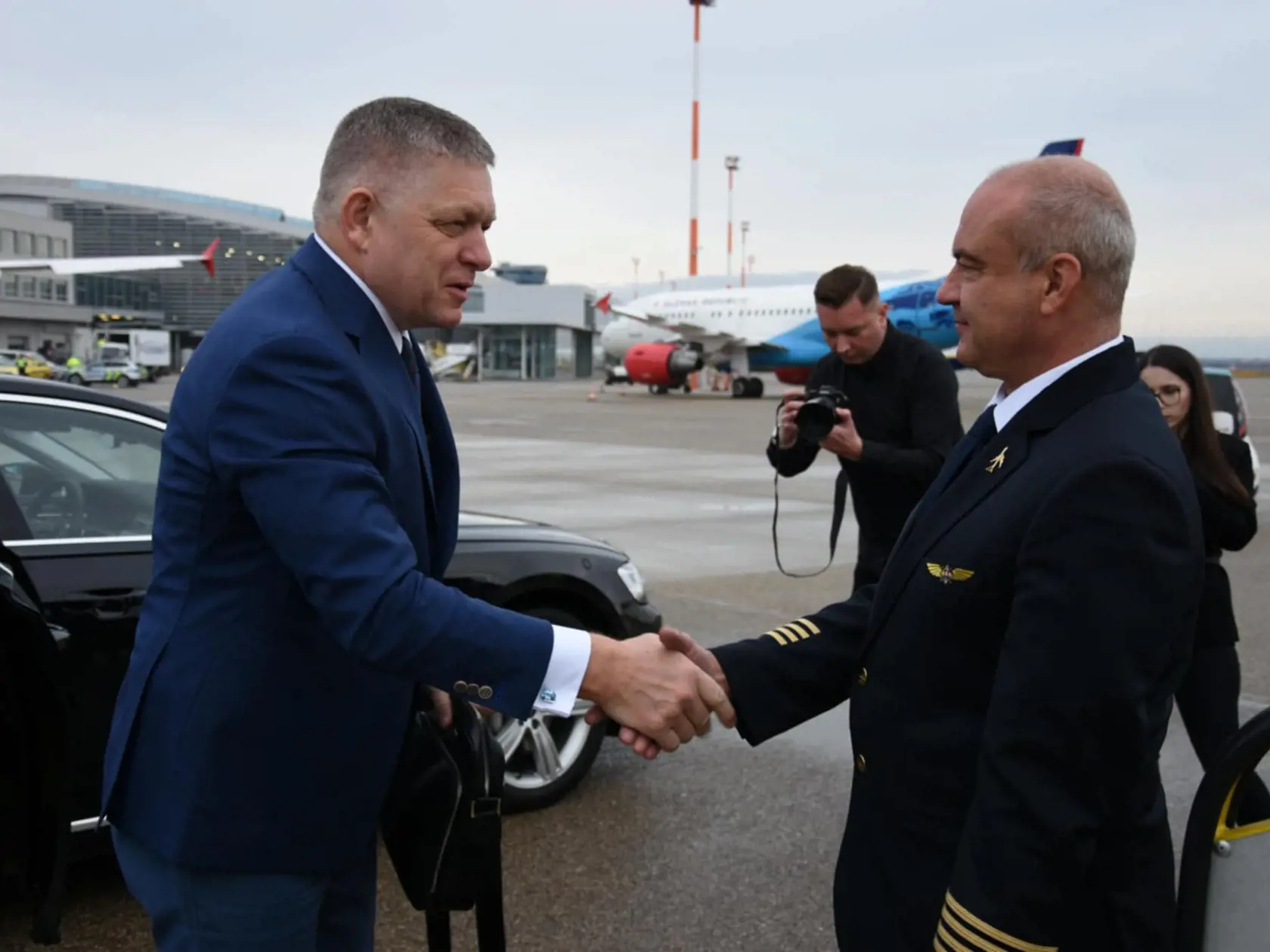 Na snímke vľavo predseda vlády SR Robert Fico (Smer-SD) nastupuje do lietadla na letisku M.R. Štefánika v Bratislave vo štvrtok 9. januára 2025. Premiér Robert Fico (Smer-SD) a ministerka hospodárstva SR Denisa Saková (Hlas-SD) odcestovali vo štvrtok ráno do Bruselu na bilaterálne rokovania s predstaviteľmi Európskej komisie (EK) o zastavení tranzitu ruského plynu na Slovensko. FOTO TASR - Martin Žigo