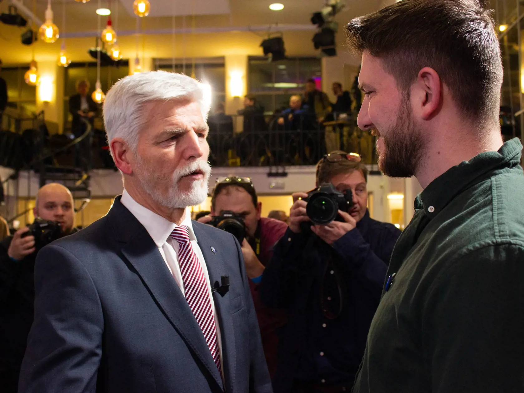 Na snímke kandidát na prezidenta Českej republiky Petr Pavel (vľavo) a jeho syn Jan sa rozprávajú po 1. kole prezidentských volieb vo volebnom štábe v Prahe v sobotu 14. januára 2023. Do 2. kola, ktoré sa uskutoční o 14 dní , postúpili Andrej Babiš a Petr Pavel. FOTO TASR - Barbora Vizváryová