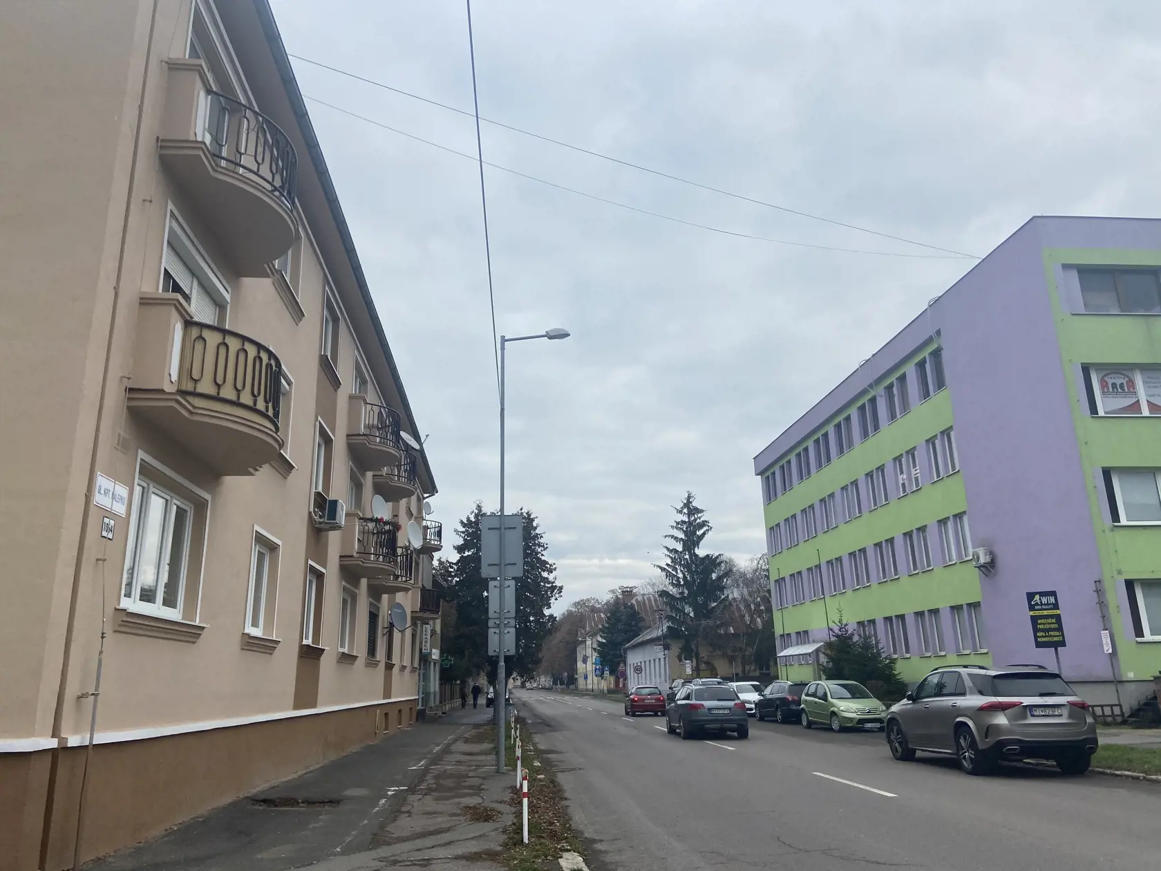 Popod okna bytovky vľavo  utekala nešťastná žena s vrahom za pätami.