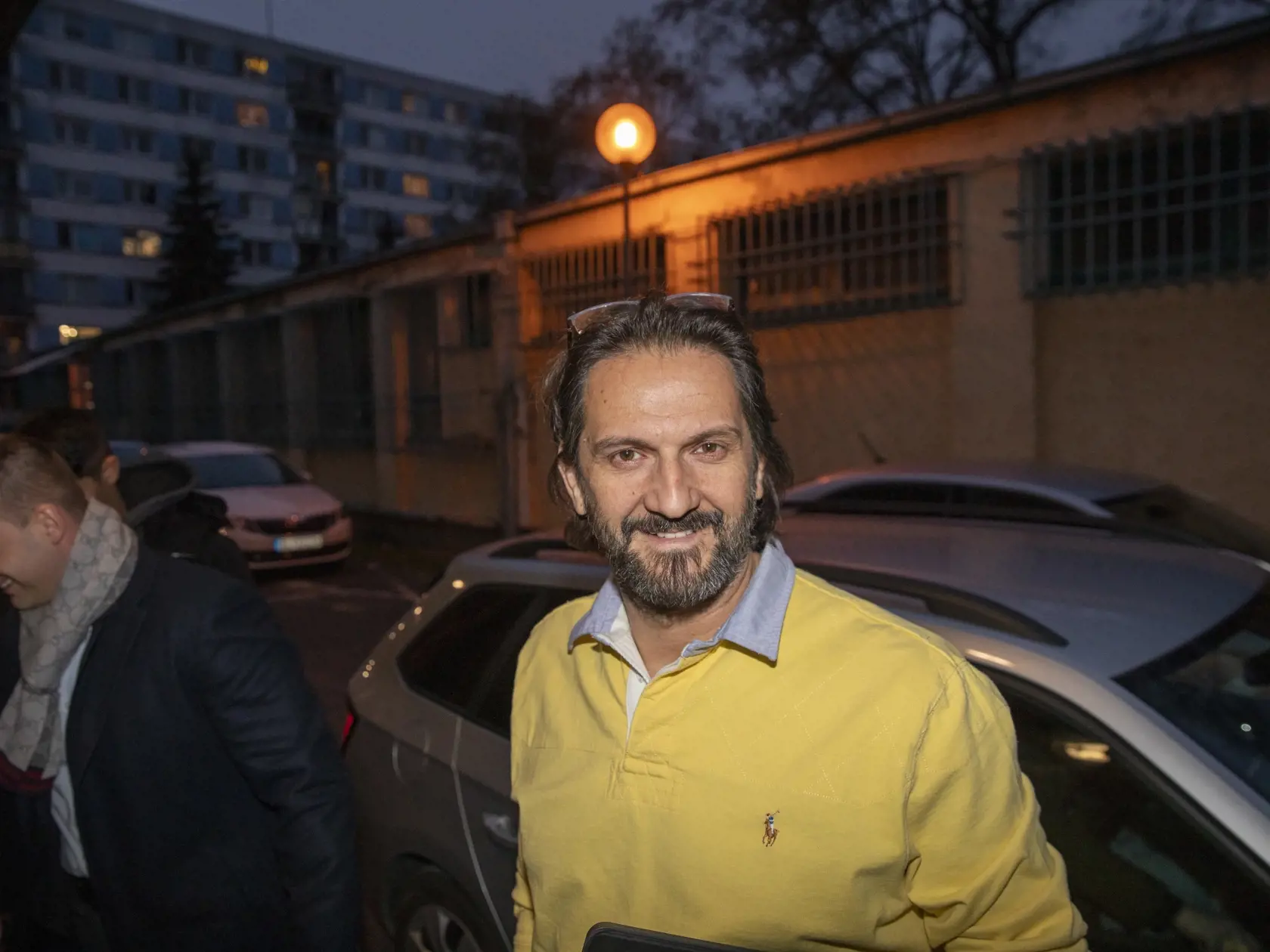 Na snímke je exminister vnútra Robert Kaliňák pred centrálou strany Smer dňa 14. decembra 2022.