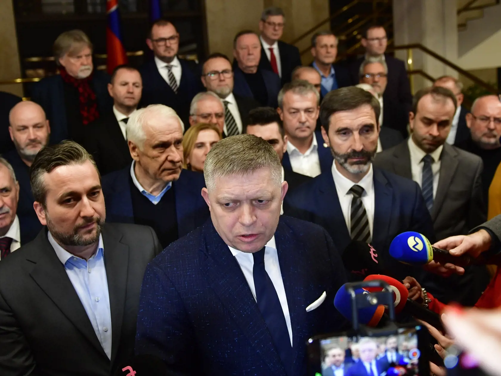 Na snímke uprostred predseda opozičnej strany Smer-SD Robert Fico počas tlačovej konferencie po vyslovení nedôvery vláde Eduarda Hegera (OĽANO) vo štvrtok 15. decembra 2022. Národná rada (NR) SR vo štvrtok vyslovila nedôveru vláde Eduarda Hegera. Za jej pád hlasovalo 78 poslancov. Vláda bude ďalej fungovať v demisii s obmedzenými právomocami. FOTO TASR - Jaroslav Novák