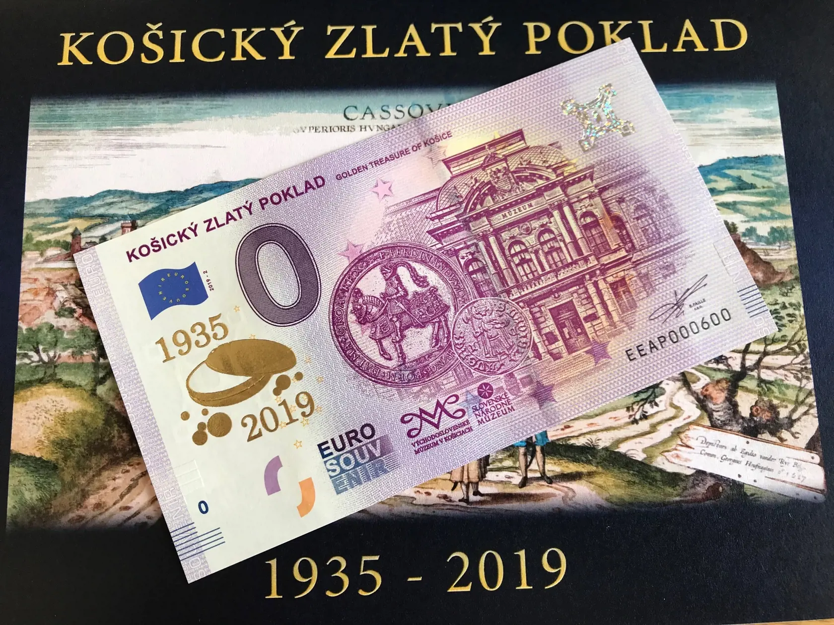 Na bankovke je jazdecká medaila Ferdinanda I. z roku 1541 a dukát Žigmunda Luxemburského razený v Košickej mincovni. V pozadí sa rozprestiera Historická účelová budova, v ktorej je poklad v súčasnosti vystavený.