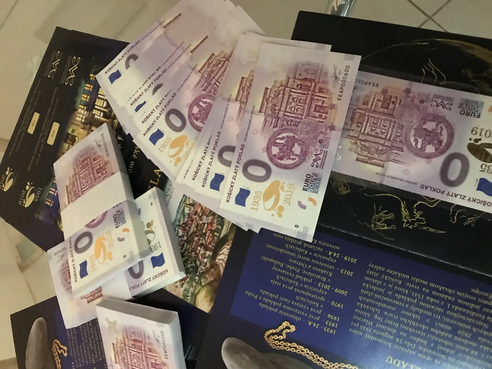 Náklad bankovky je 500 kusov vyrobených prítlačovou razbou a 9000 kusov obyčajných základných bankoviek.