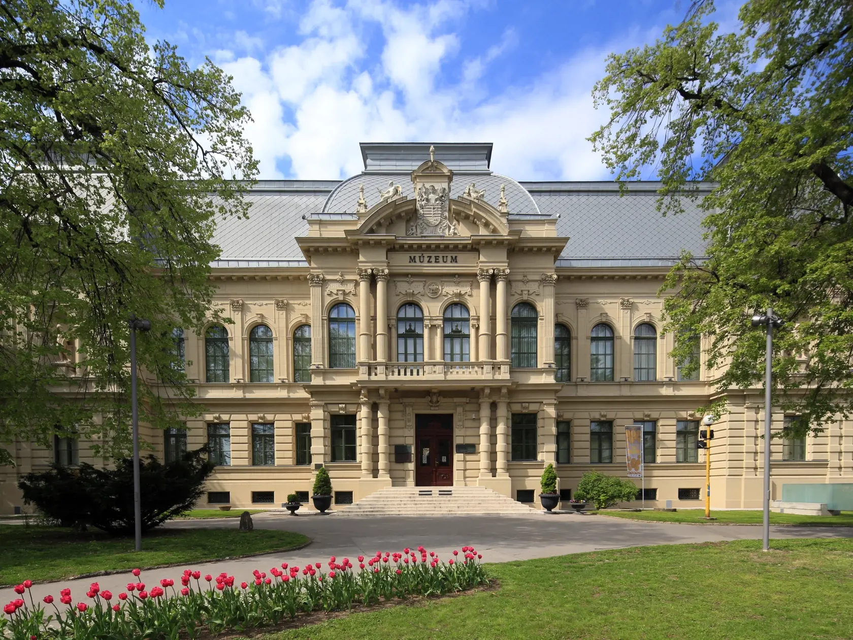 Historická účelová budova Východoslovenského múzea v Košiciach na Námestí Medzinárodného maratónu mieru, kde je jedinečný poklad uložený.
