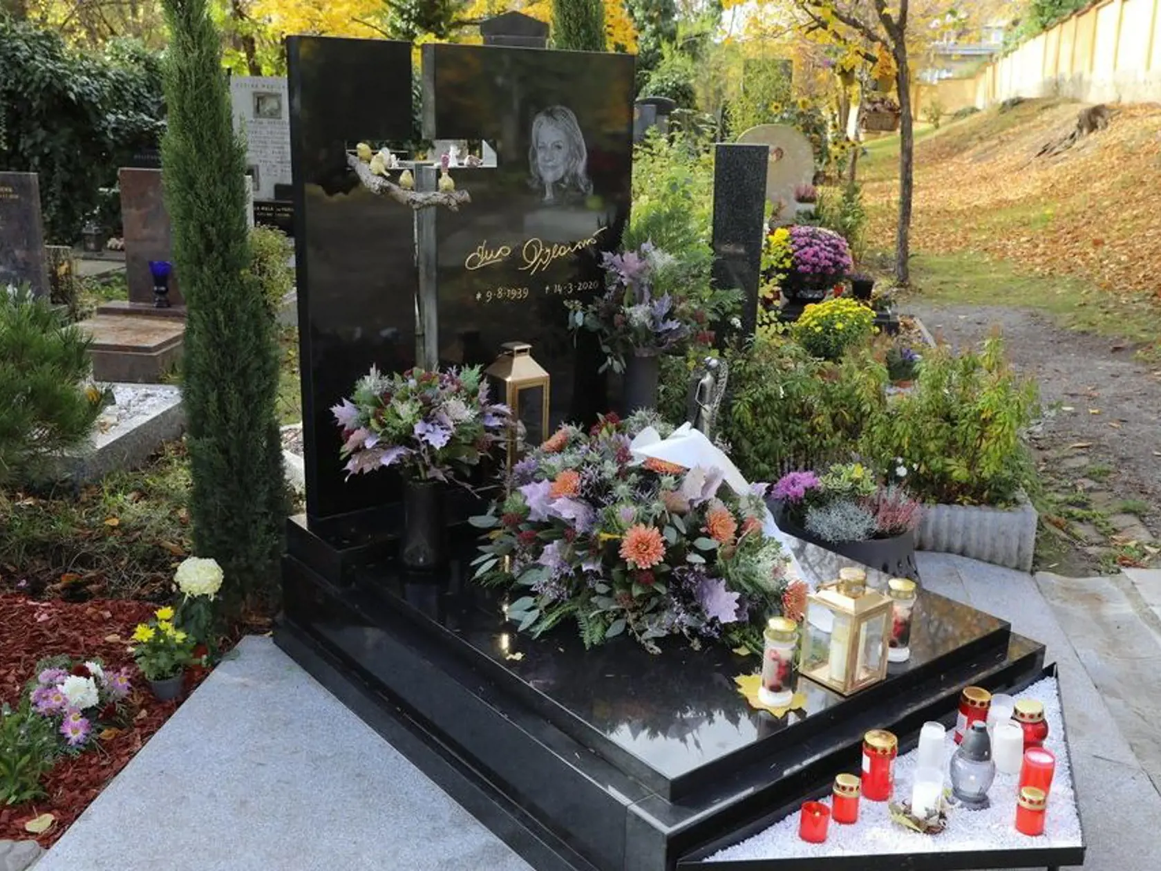 Hrob Evy Pilarovej.
