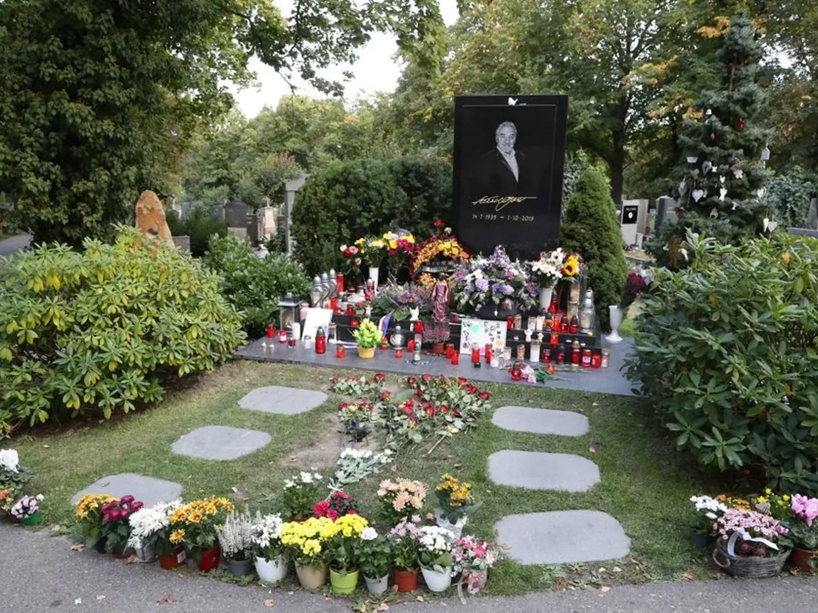 Hroby slávnych Čechov: Na snímke majestátny pomník Karla Gotta. Maestro podľahol rakovine na jeseň 2019.