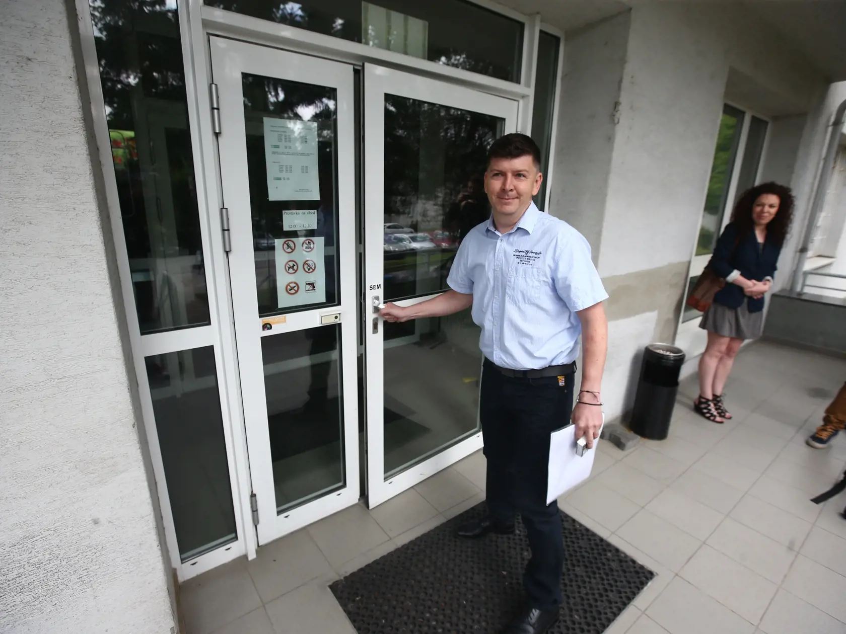 Andrej Bičan prichádza na súd pred rozvodom.