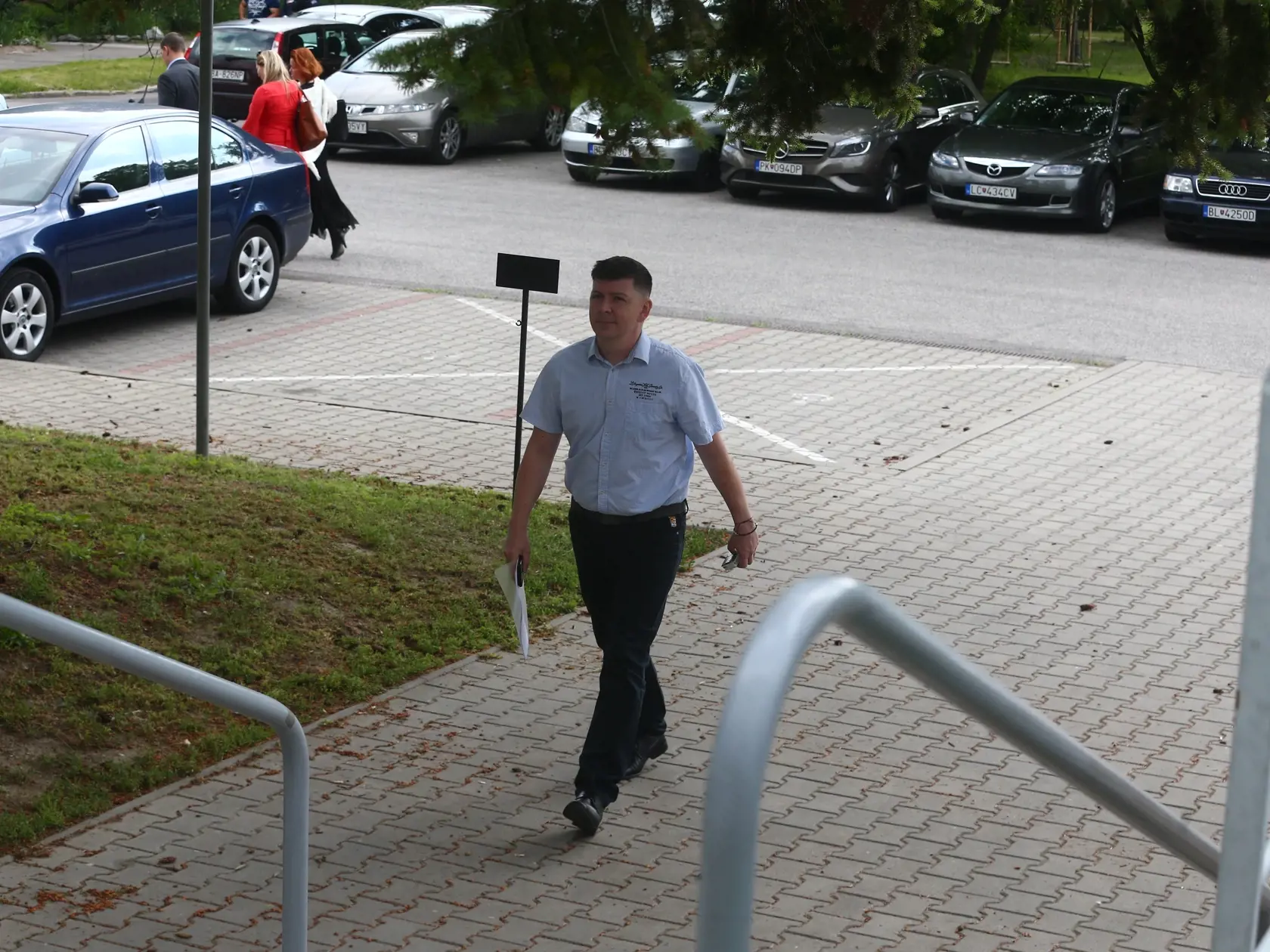 Andrej Bičan prichádza na súd pred rozvodom.