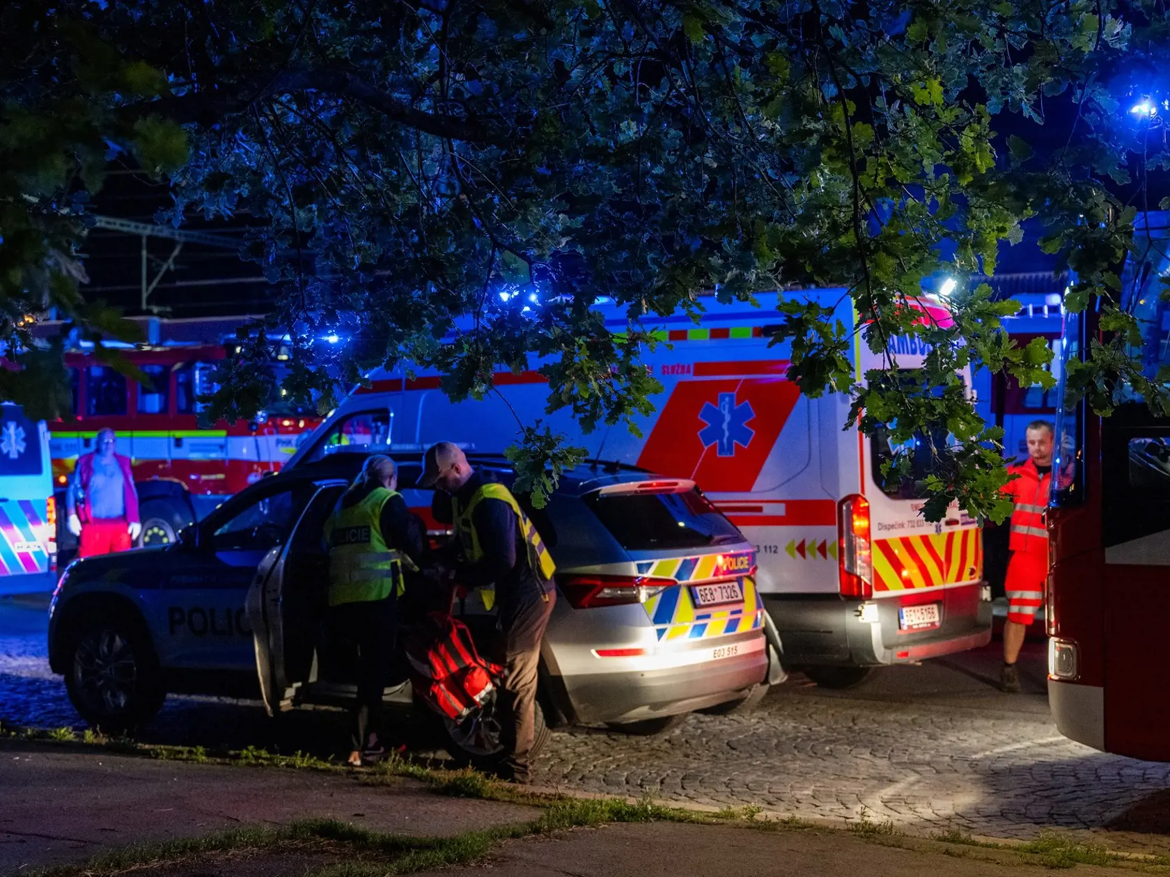 V Pardubiciach sa zrazil rýchlik s nákladným vlakom, zomreli 4 ľudia.