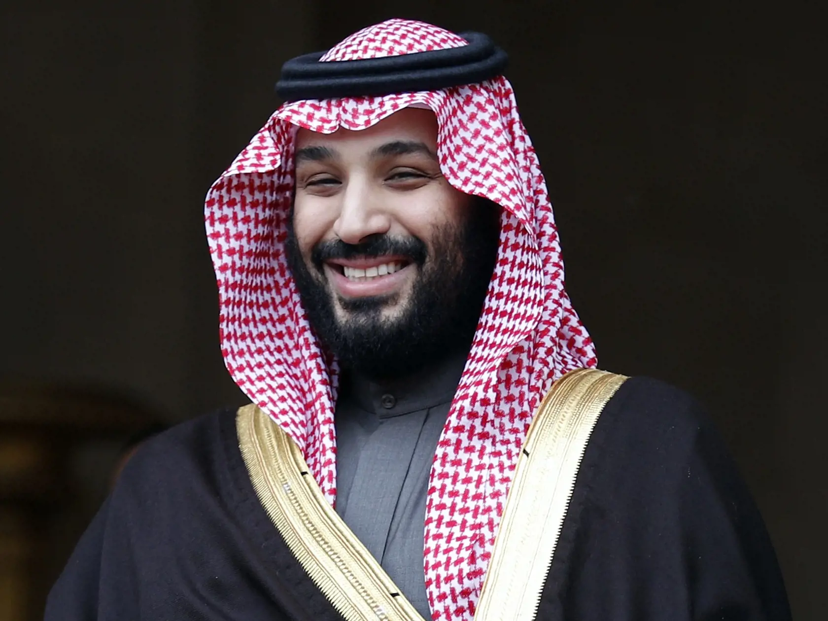 Novinár mal dlhodobé vzťahy so saudskoarabskou kráľovskou rodinou, ale písal kriticky o súčasnej vláde a saudskoarabskom korunnom princovi Muhammadovi bin Salmánovi.