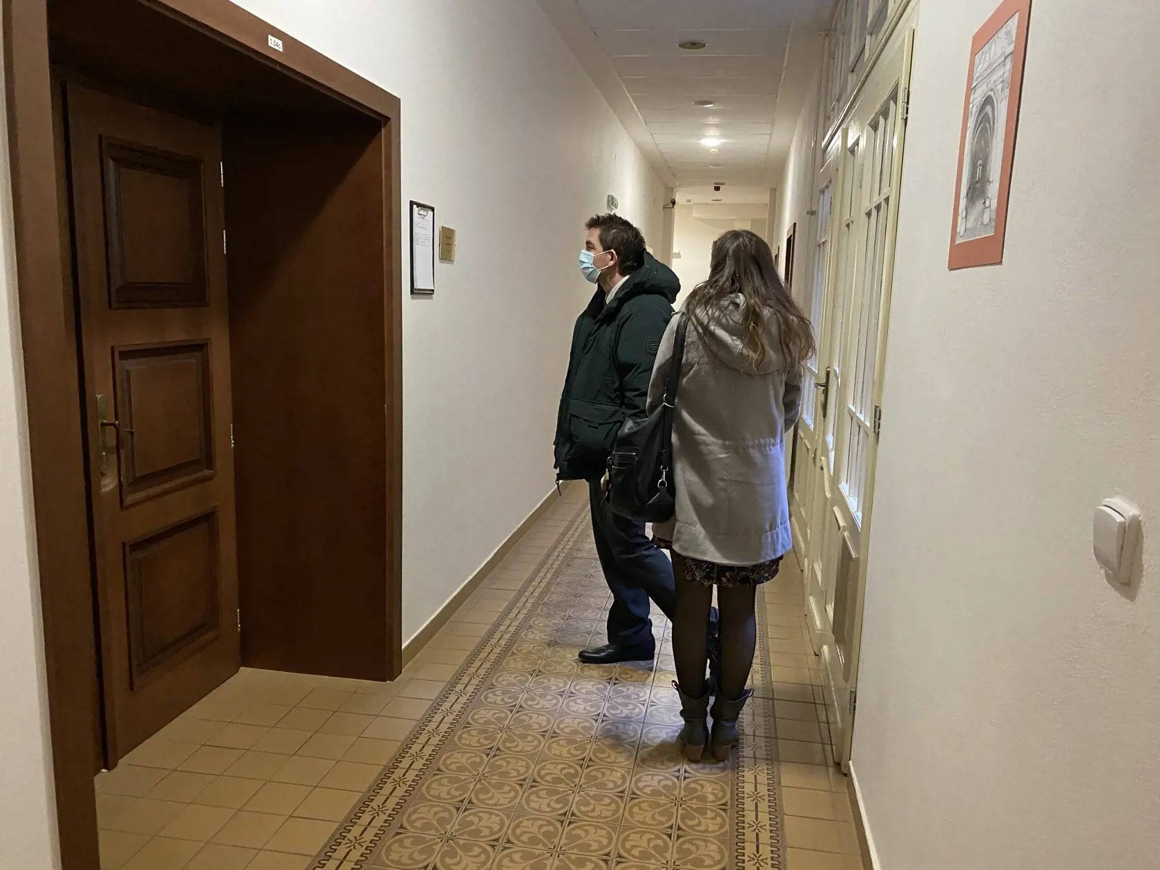 Lukáša na súd sprevádzala jeho manželka, ktorá pri ňom stojí a obvinenie z toho, že násilím držal maloletú, považuje za absurdné.