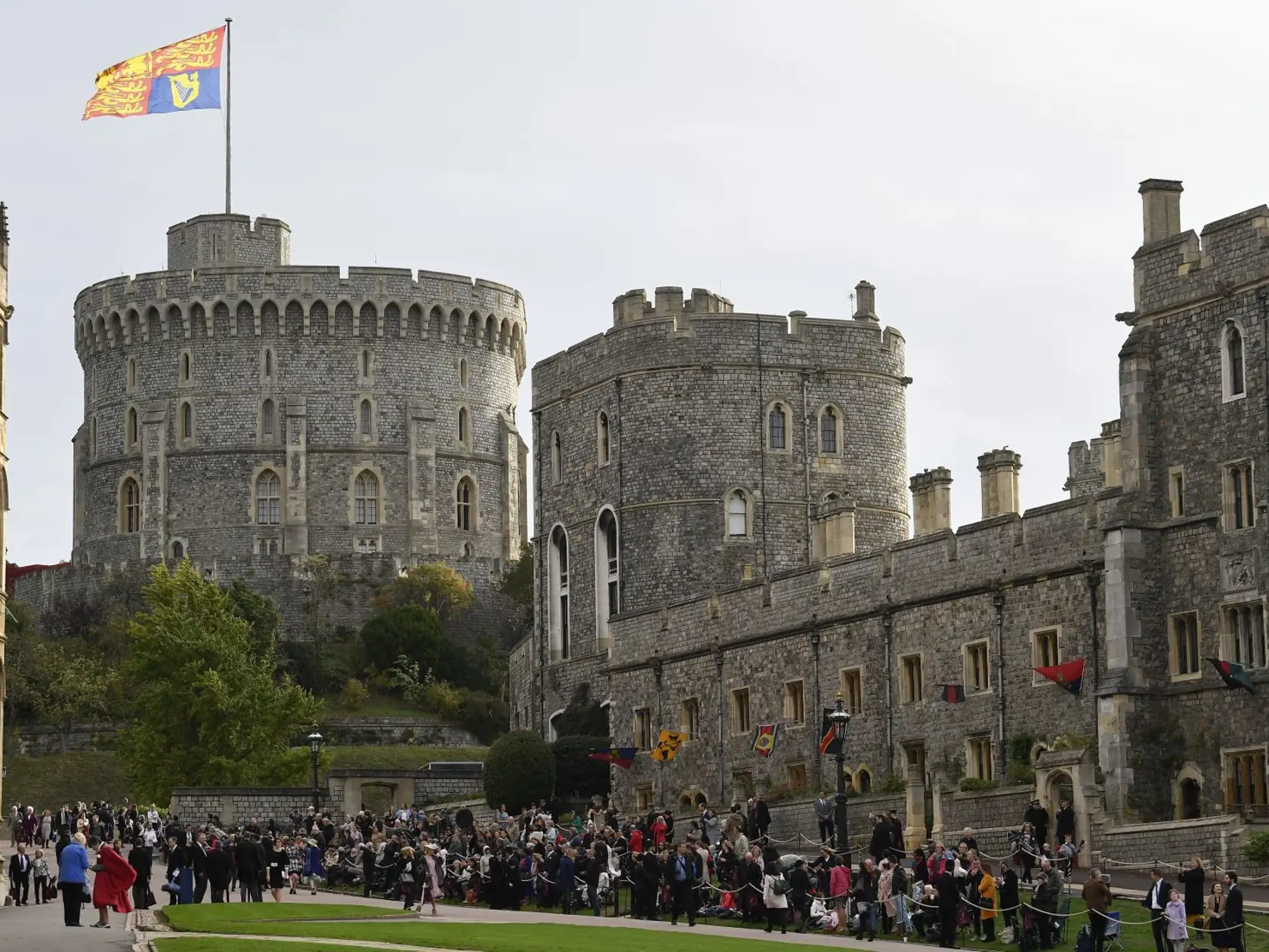 Guests wait for the the wedding of Princess Eugenie of York and Jack Brooksbank in St Georgeâs Chapel, Windsor Castle, near London, England, Friday Oct. 12, 2018. (Toby Melville, Pool via AP)