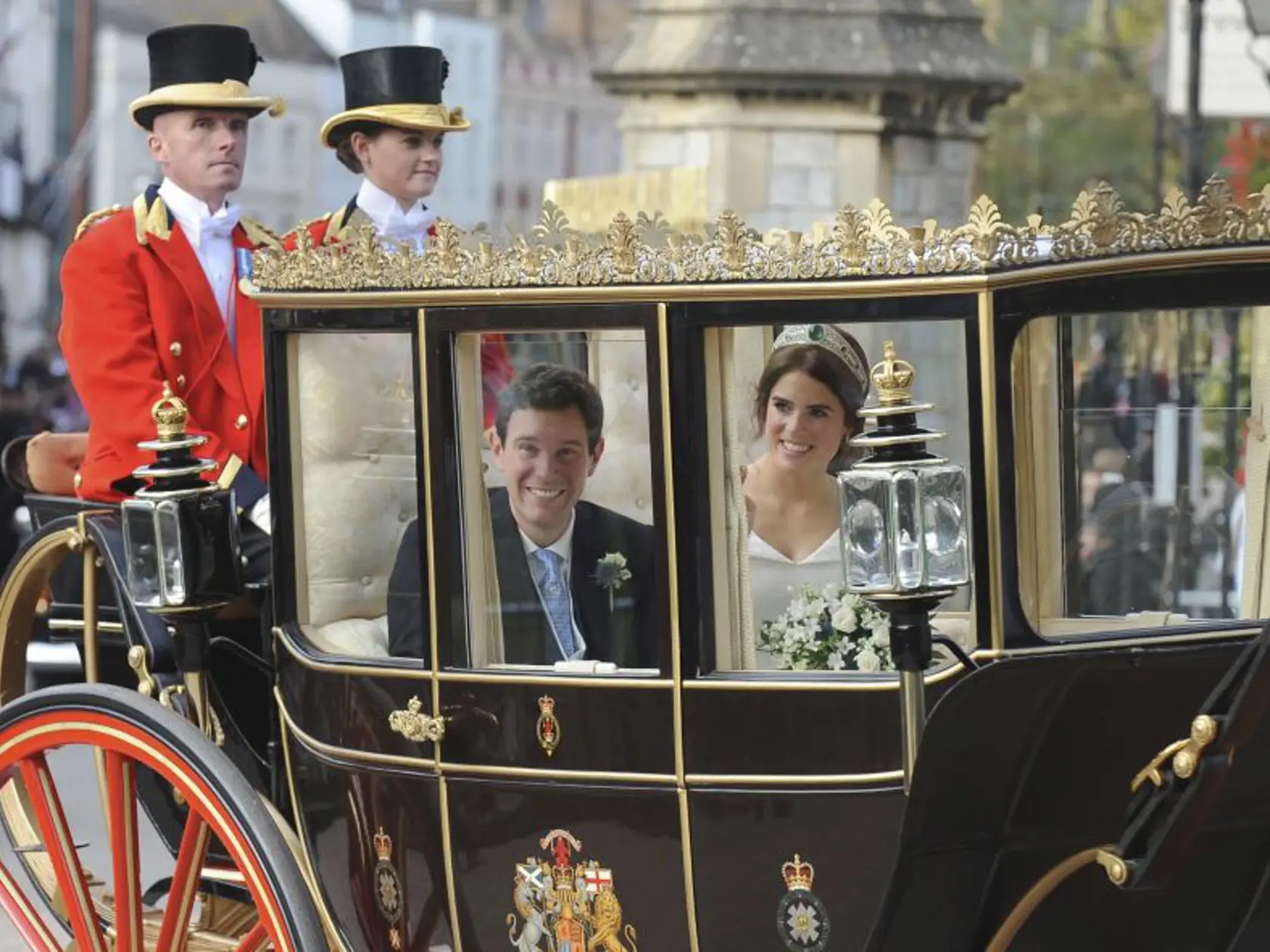 KK48 Windsor - Britská princezná Eugenie a Jack Brooksbank odchádzajú v koèi po svadobnom ceremoniáli 12. októbra 2018 z krá¾ovskej Kaplnky sv. Juraja vo Windsore. FOTO TASR/AP
Princess Eugenie of York, right, and Jack Brooksbank travel from St George's Chapel to Windsor Castle after their wedding at St George's Chapel, Windsor Castle, near London, England, Friday, Oct 12, 2018. (AP Photo/Rui Vieira)