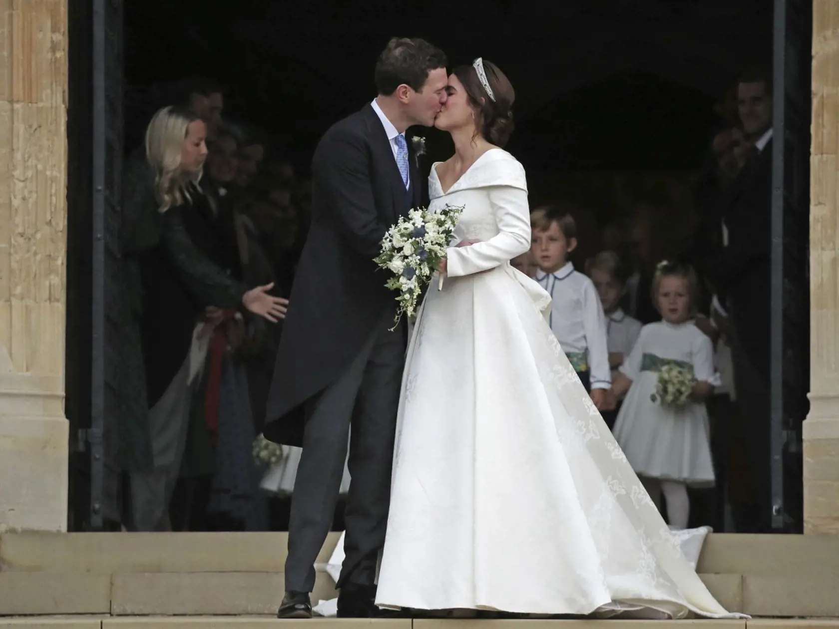 KK47 Windsor - Britská princezná Eugenie a Jack Brooksbank sa bozkávajú po svadobnom ceremoniáli 12. októbra 2018 z krá¾ovskej Kaplnky sv. Juraja vo Windsore. FOTO TASR/AP
Princess Eugenie of York and Jack Brooksbank kiss after their wedding ceremony at St Georgeâs Chapel, Windsor Castle, near London, England, Friday Oct. 12, 2018. (Steve Parsons, Pool via AP)