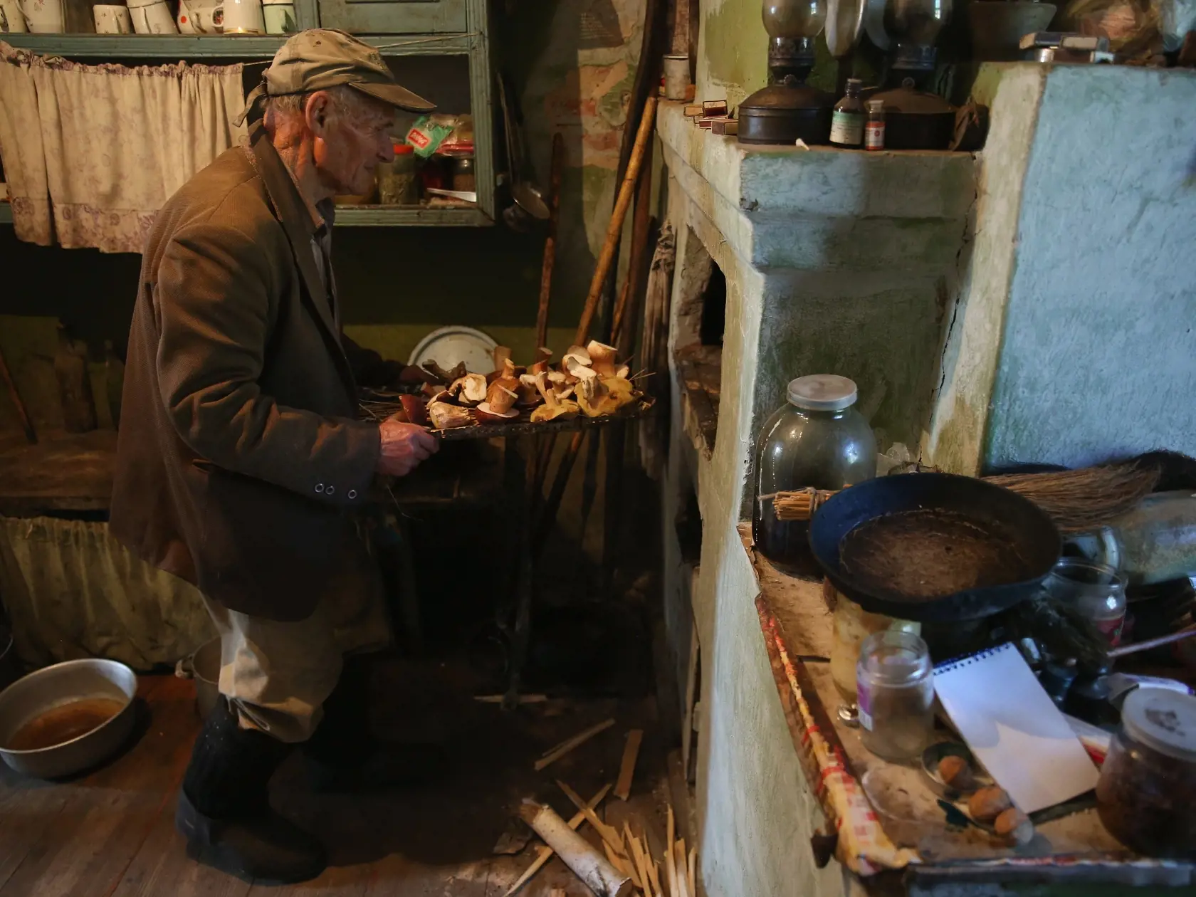 80-ročný Ukrajinec Ivan Semenyuk žije v okrajovej časti Černobyľu.