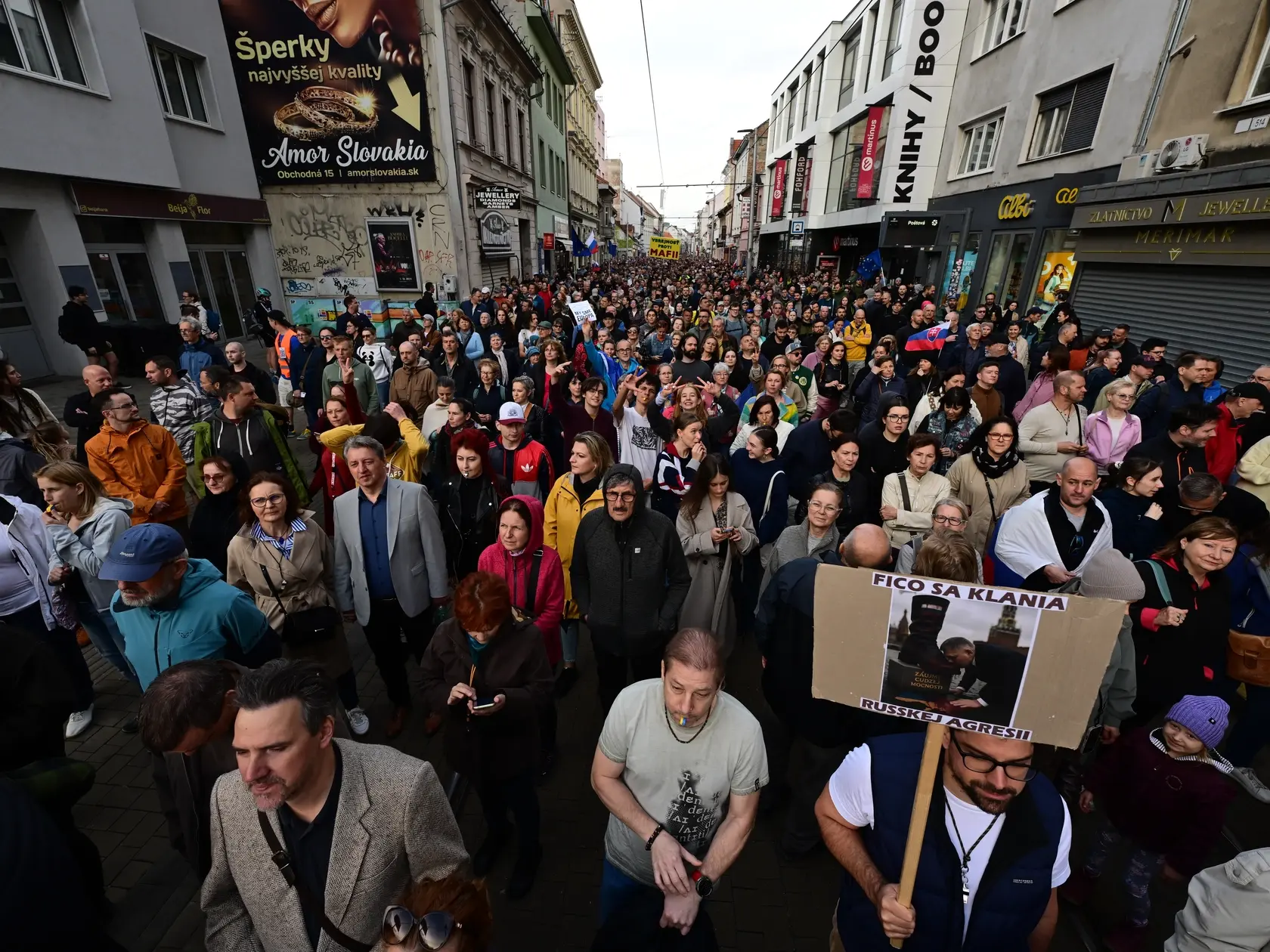 Na snímke demonštranti sa účastnia na protestnom zhromaždení Slovensko je Európa v Bratislave vo štvrtok 24. apríla 2025. Vo viacerých mestách na Slovensku i v zahraničí sa vo štvrtok večer konali protestné zhromaždenia Slovensko je Európa. Verejnosť v rámci nich protestovala aj proti novele zákona o mimovládnych organizáciách. „Pred začiatkom pochodu bolo možné podpísať verejný list prezidentovi, ktorý následne symbolicky odniesli pred Prezidentský palác,“ uviedla organizácia Mier Ukrajine.