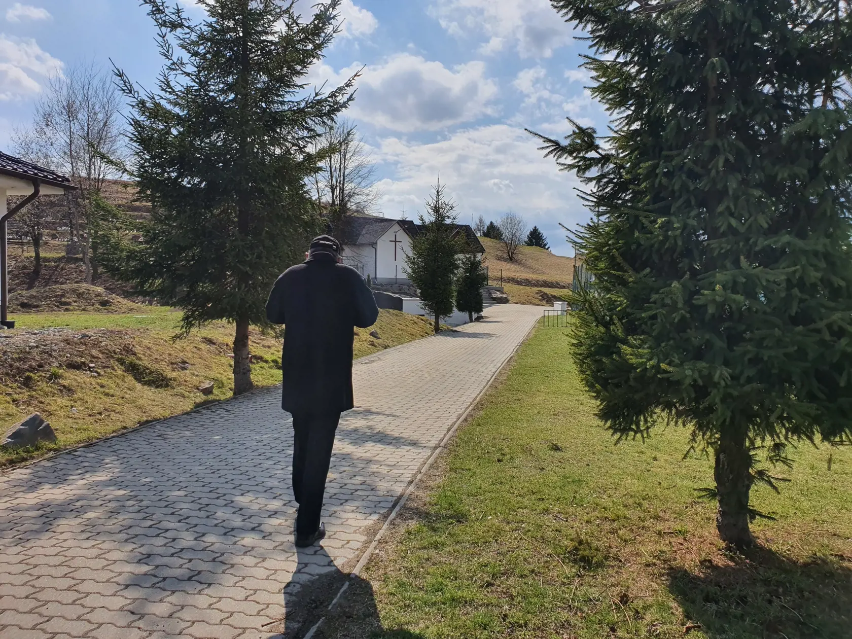 Po vzdaní úcty sa smútiaci vrátili do kostola na svätú omšu.