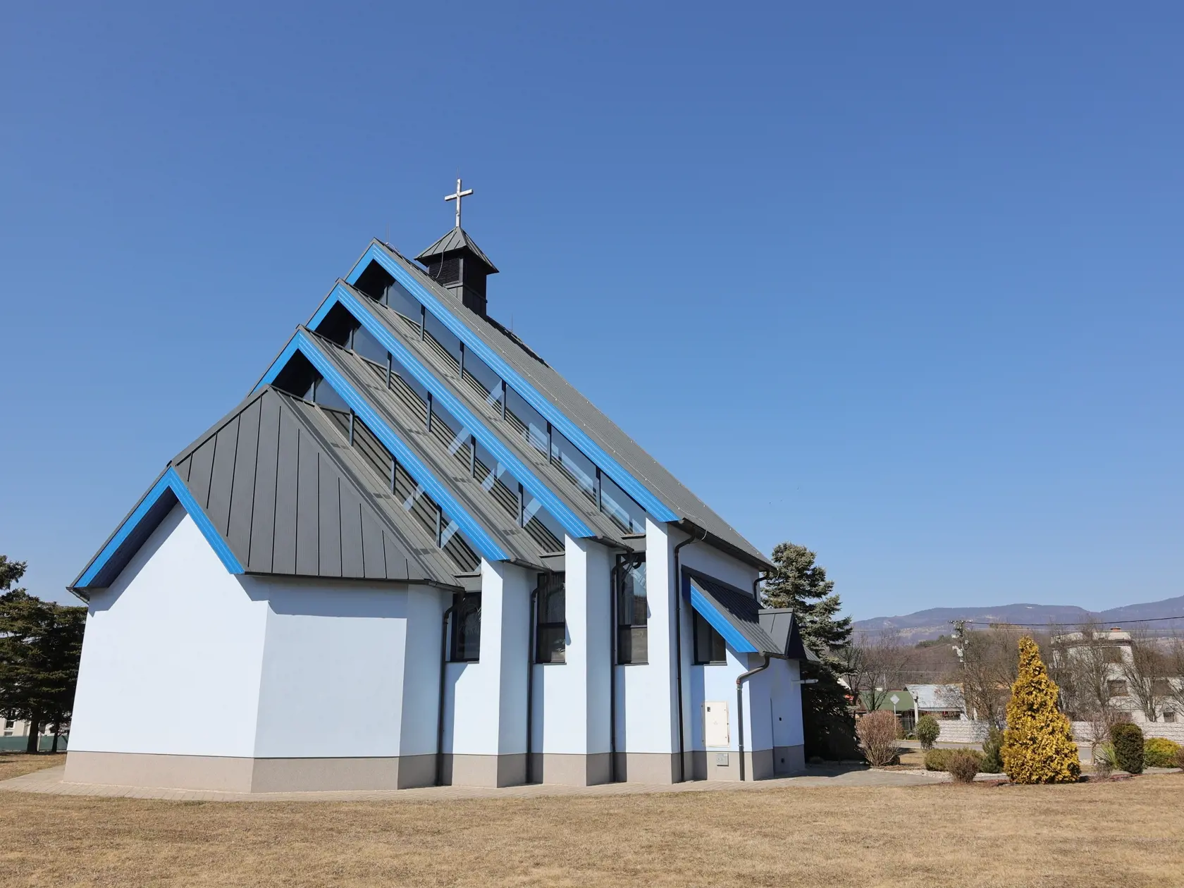 Miestny kostol je architektonicky  zaujímavý.