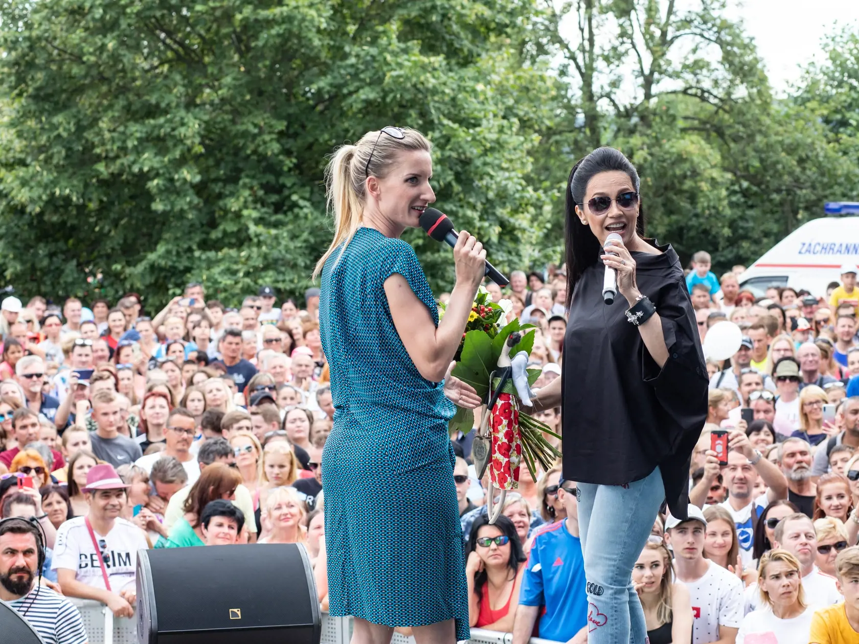 Deň otvorených dverí v TV Markíza. Na fotke: Lucie Bílá a Adela Banášová