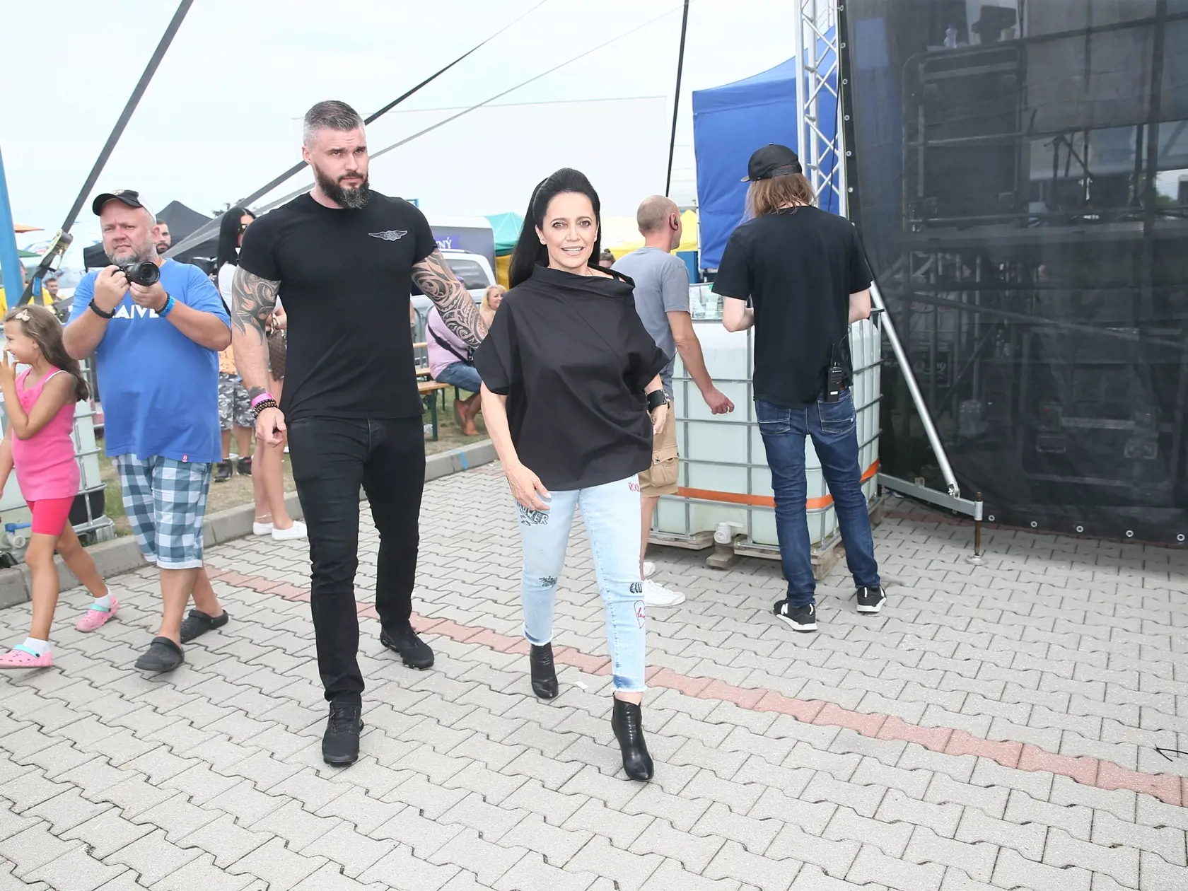 Lucie Bílá so svojím priateľom, ktorý sa od nej nepohol.