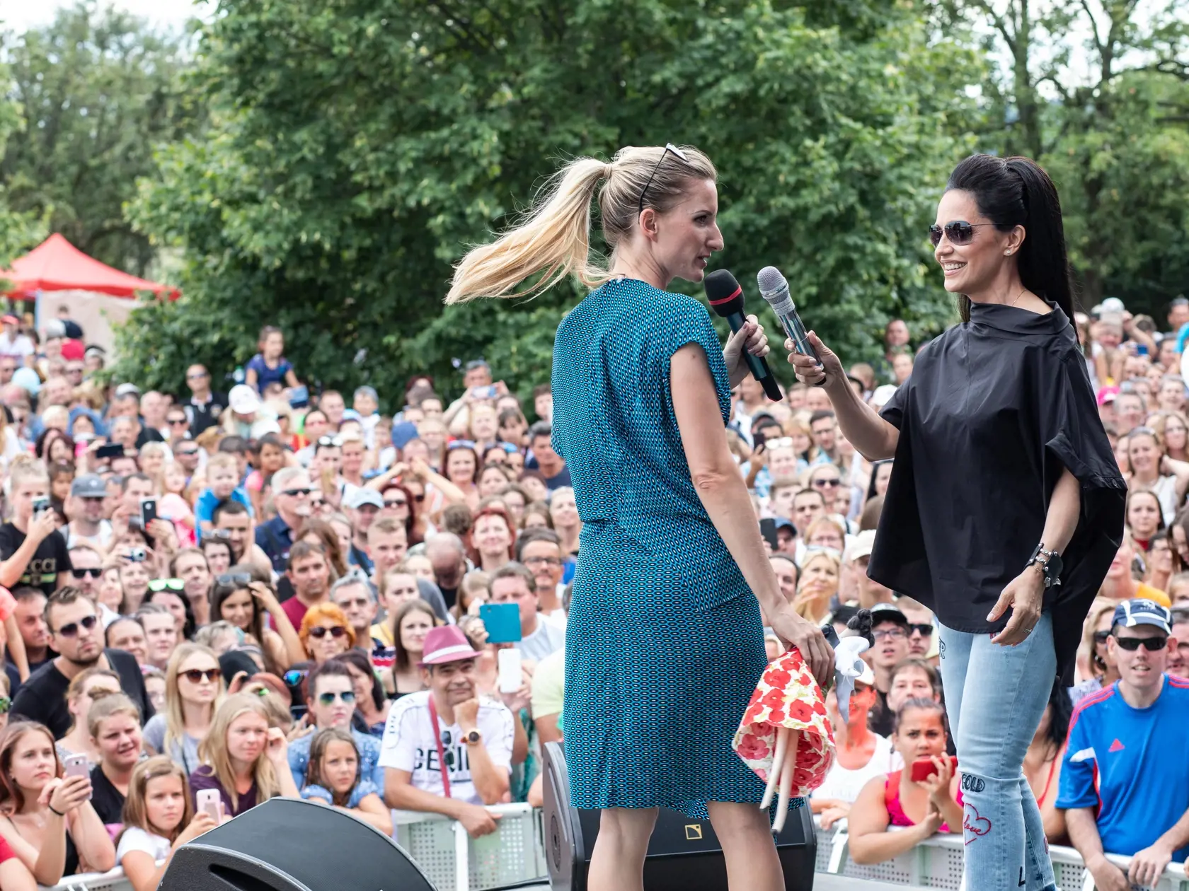 Deň otvorených dverí v TV Markíza. Na fotke: Lucie Bílá a Adela Banášová